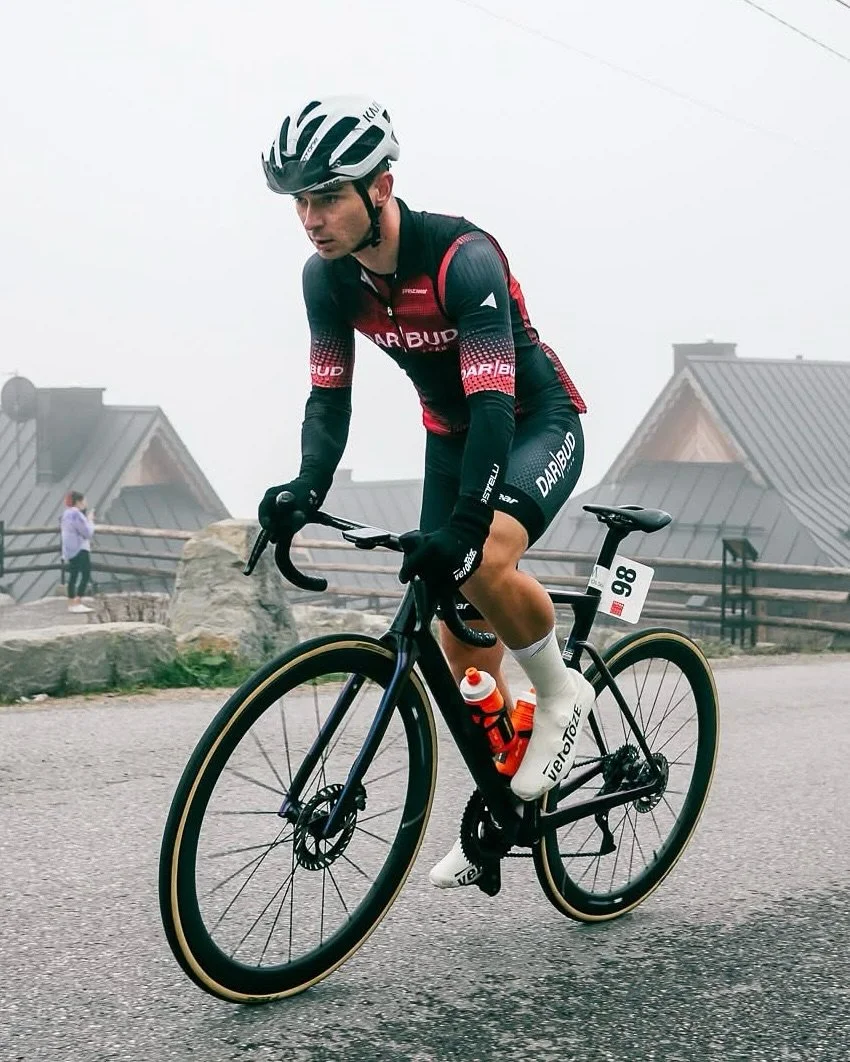 To zdecydowanie nie był m&oacute;j dzień.
Prognoza już kilka dni przed startem była nie korzysta, wiem że każdy ma takie same warunki, ALE ja po prostu nie lubię jeździć po mokrym 😅 Mental od razu -10.
Na starcie zero woli walki, zero agresji, zero 