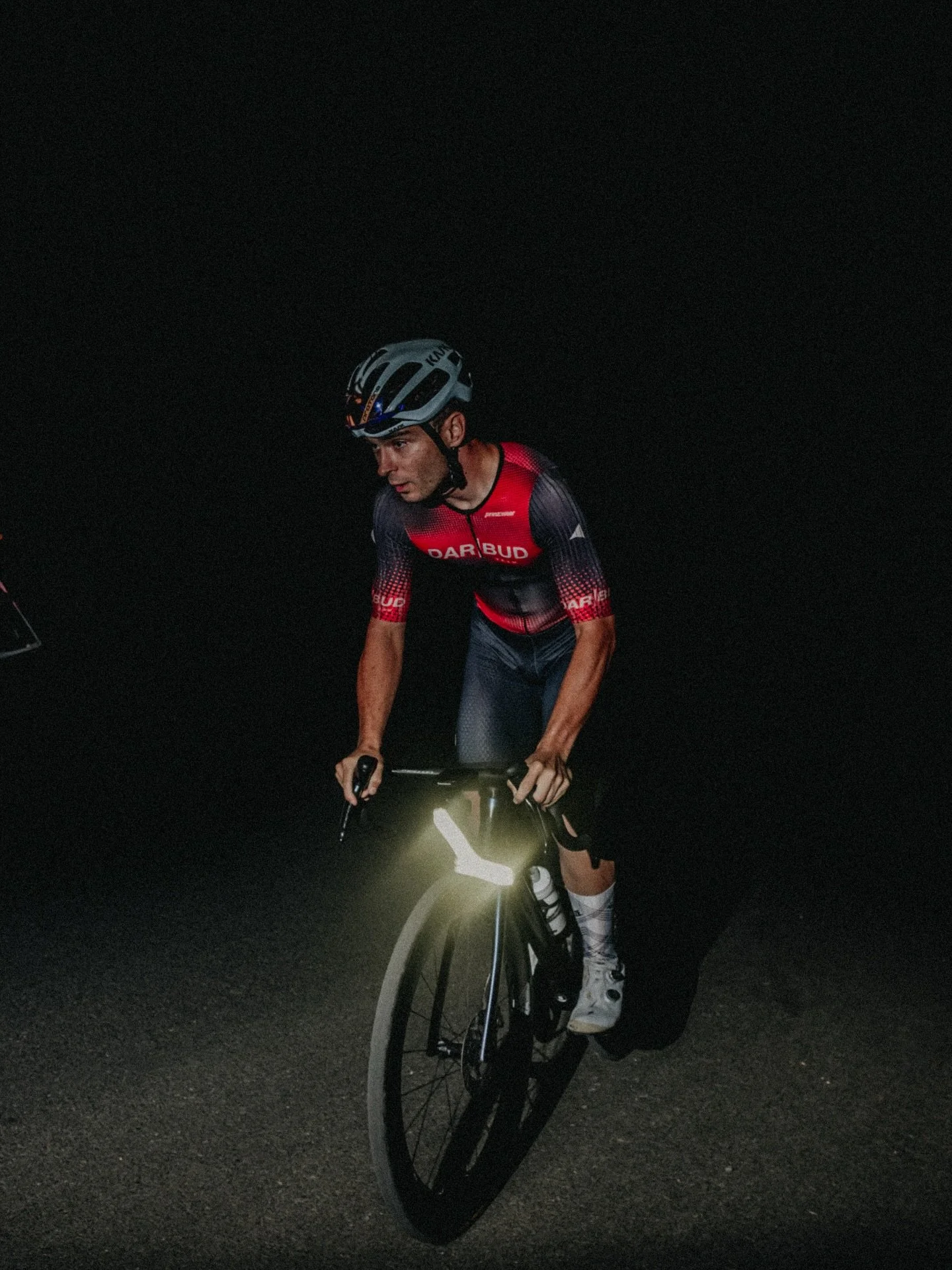 Nocą też jest fajnie! 
Świetny event @_ascentcollective x @knog 

KOM 👑 jeszcze nie do ruszenia, ale kto wie! Może kiedyś! 🔦 @knog rozświetliły Krak&oacute;w!

431W⚡️
187 BPM AVG ❤️&zwj;🔥

📸 @_ascentcollective i przyjaciele