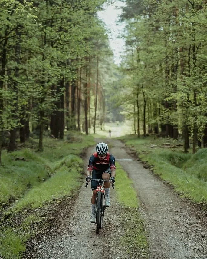 M&oacute;j pierwszy wyścig gravelowy w życiu. Jak było?

Chwilę musiałem pozbierać myśli po tym starcie, @wyscigbytomaszmarczynski był moim pierwszym wyścigiem w terenie na rowerze z kierownicą z barankiem. Dzięki moim korzeniom w maratonach mtb byłe