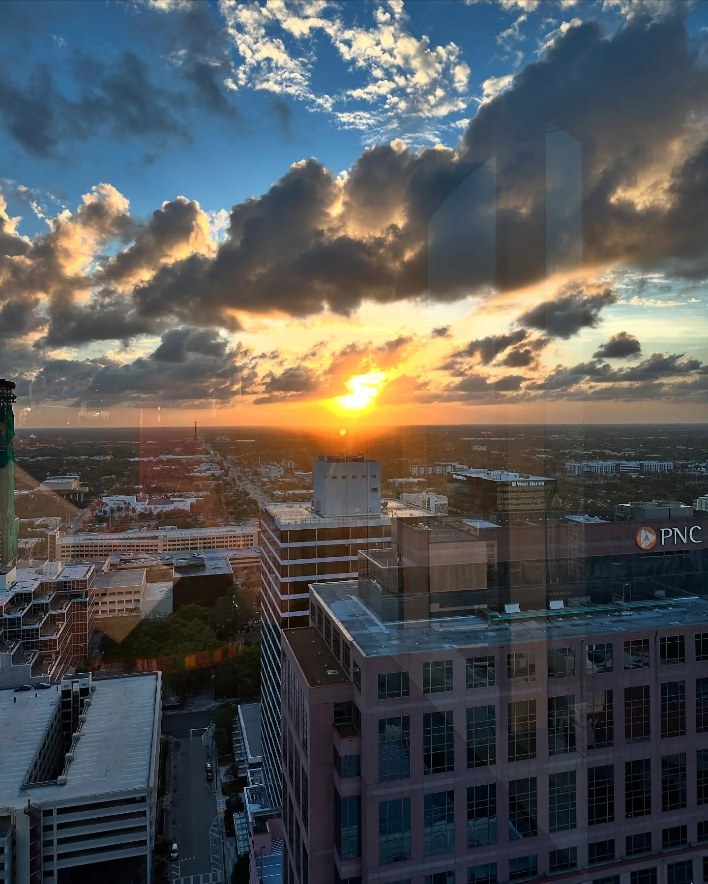 #SunsetSituations 🌇 at the @towerclubftl 
.
.
.
#towerclub #towerclubfll #sunsetskyline #fortlauderdale #FortLauderdaleSunset
#SunsetVibes
#CitySunset
#HighRiseViews
#FortLauderdaleViews
#GoldenHourGlow
#SunsetSkyline
#FloridaSunsets
#SkylineSilhoue