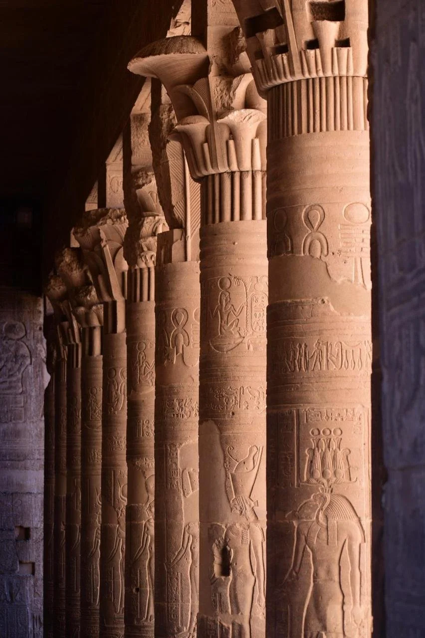 Ägyptische Säulen mit Hieroglyphen in einem Tempel