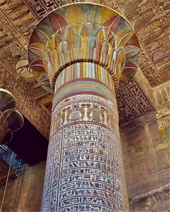 Ein detaillierter, farbiger ägyptischer Säulenkapitell mit hieroglyphischen Schriftzeichen und hieratischer Kunst, im Inneren eines altägyptischen Tempels.