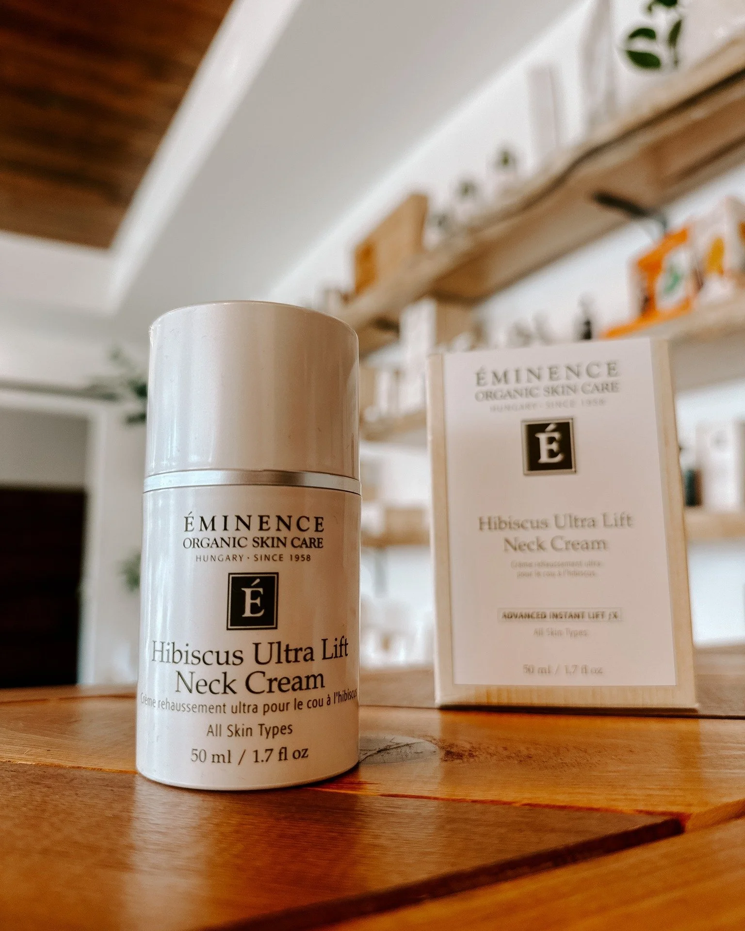 Lift, firm, and hydrate ✨ Eminence Hibiscus Ultra Lift Neck Cream is formulated to improve skin elasticity, smooth fine lines, and deeply hydrate the delicate neck and d&eacute;collet&eacute; area. Infused with hibiscus and peptides, it supports a mo