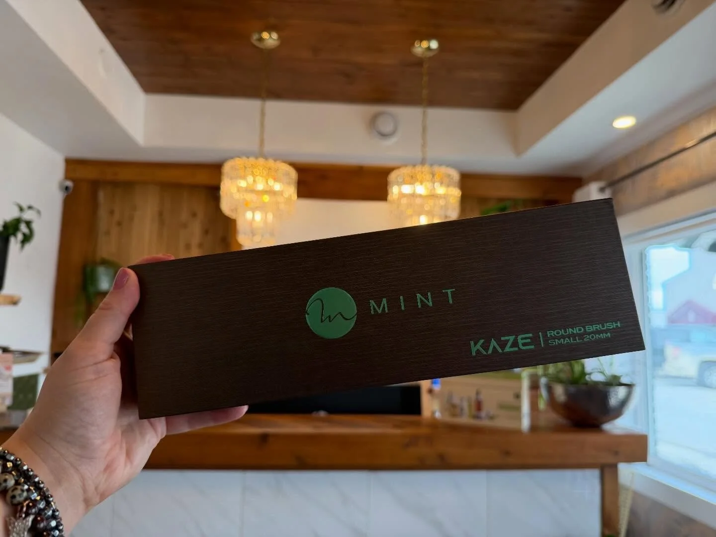 The Mint Kaze 20MM Round Brush is perfect for adding volume, lift, and soft bend &mdash; especially for shorter layers or creating that bouncy, polished finish.

Lightweight, easy to handle, and designed to speed up dry time while giving you that smo