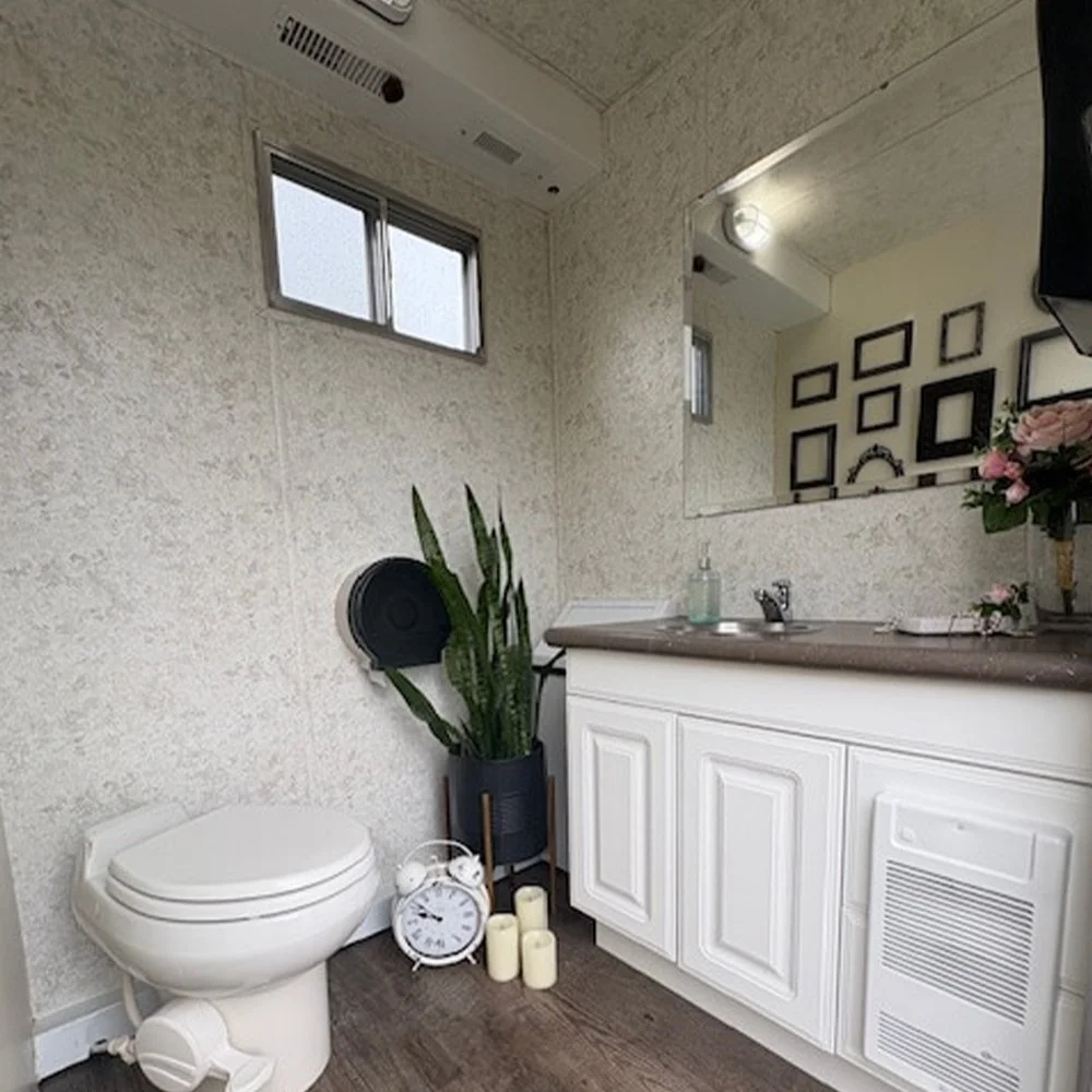 2-stall-inside-with-decor-#1.jpg
