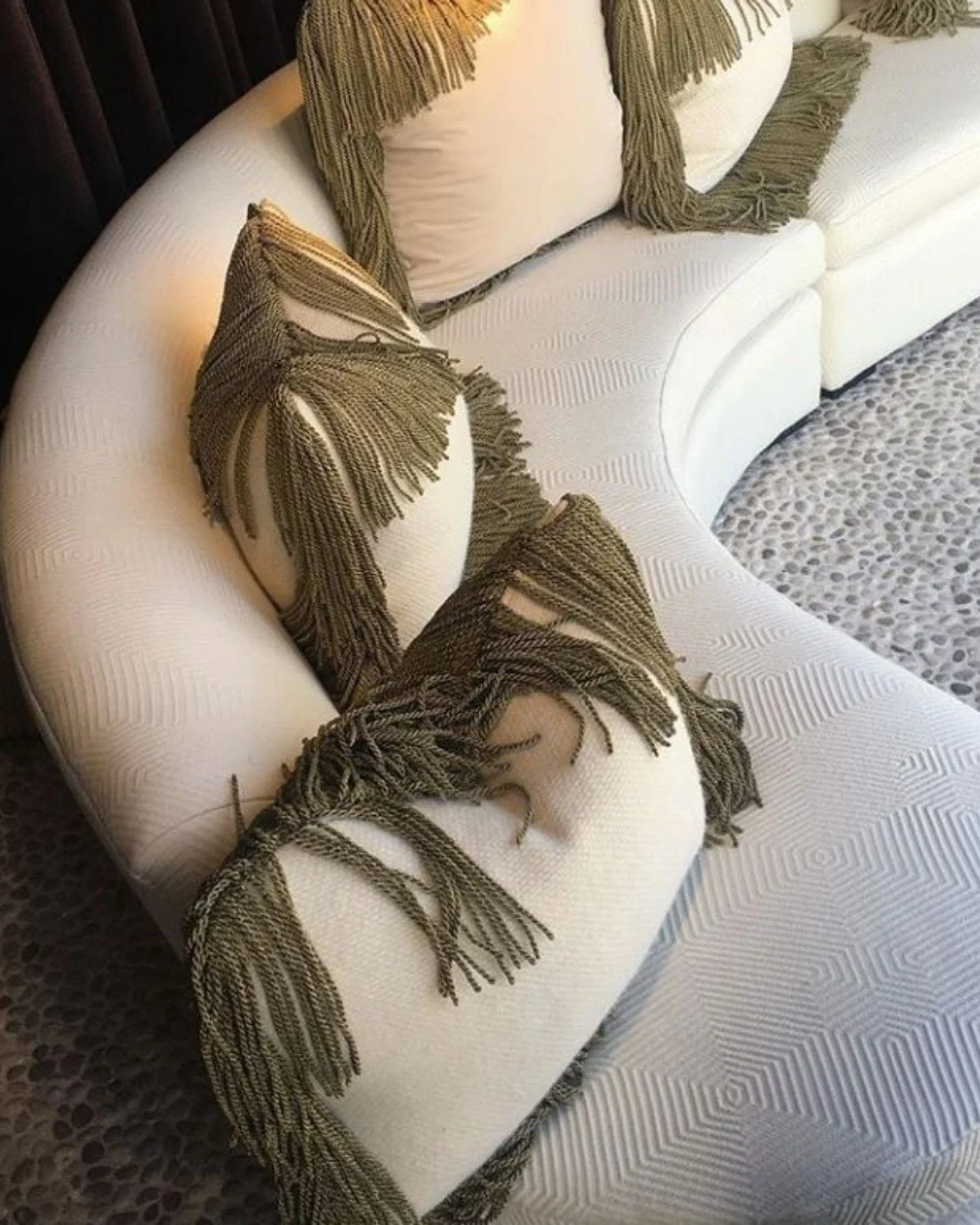 PILLOW, PILLOWS & PILLOWS! Here are some ideas of combinations and sizes for your King, Queen, Full, or Twin-sized bed. Don't be afraid to layer patterns, colors, & textures! 
#layers #pillows #comfybedding #fall #staging #interiordesign #lo