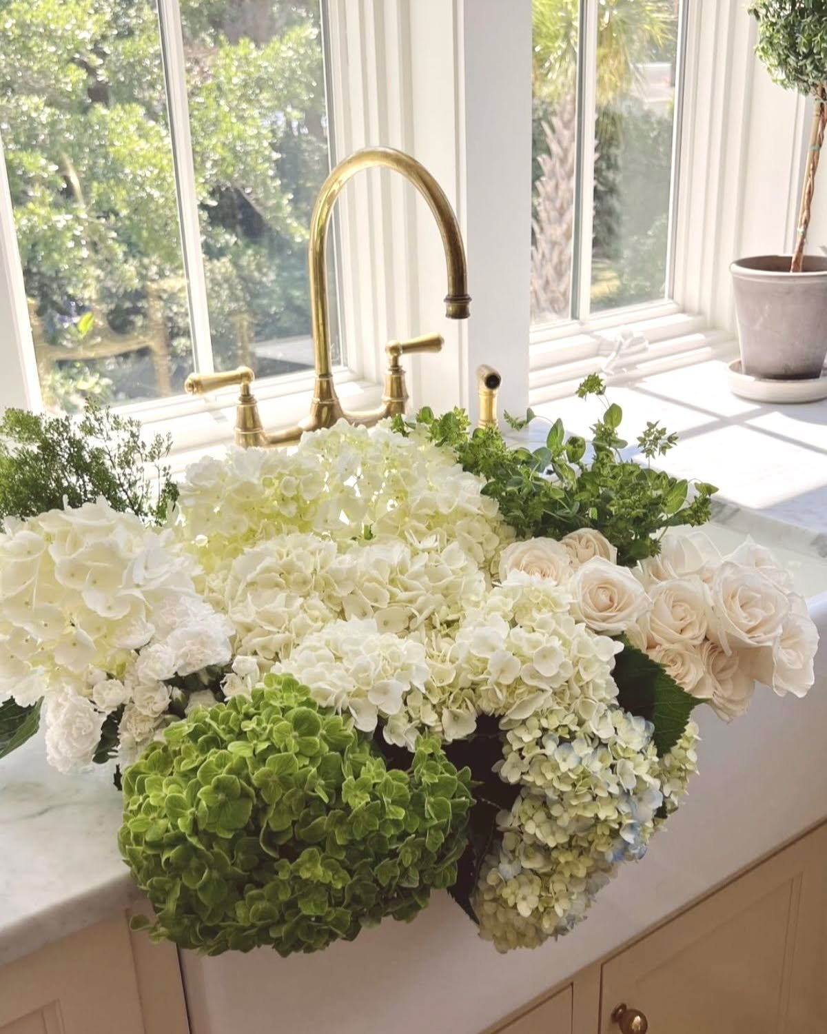 It&rsquo;s World KINDNESS Day! Be kind to yourself and others today and every day! Fresh flowers from anyone, even yourself, are so special..... and bring life to your space! 

#nationalkindnessday #bekind #loveothers #positivity #lovethyneighbor #fr