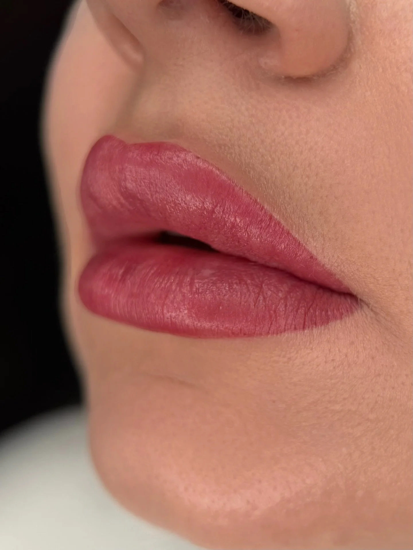 Soft Lips &ndash; nat&uuml;rliche Lippen mit Permanent Make-up

Viele Frauen w&uuml;nschen sich Lippen, die frisch, ebenm&auml;&szlig;ig und nat&uuml;rlich wirken, ganz ohne t&auml;glich Lippenstift aufzutragen.

Mit einer Lippenpigmentierung (Soft L