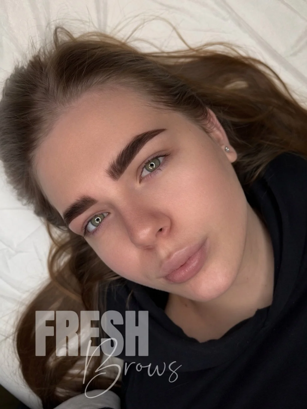 Nat&uuml;rlich definierte Augenbrauen k&ouml;nnen ein Gesicht komplett ver&auml;ndern, ohne dass man sofort erkennt, warum.

Auf dem ersten Bild siehst du das Ergebnis direkt nach der Behandlung.
Auf dem zweiten Bild die Ausgangssituation.

Bei Powde