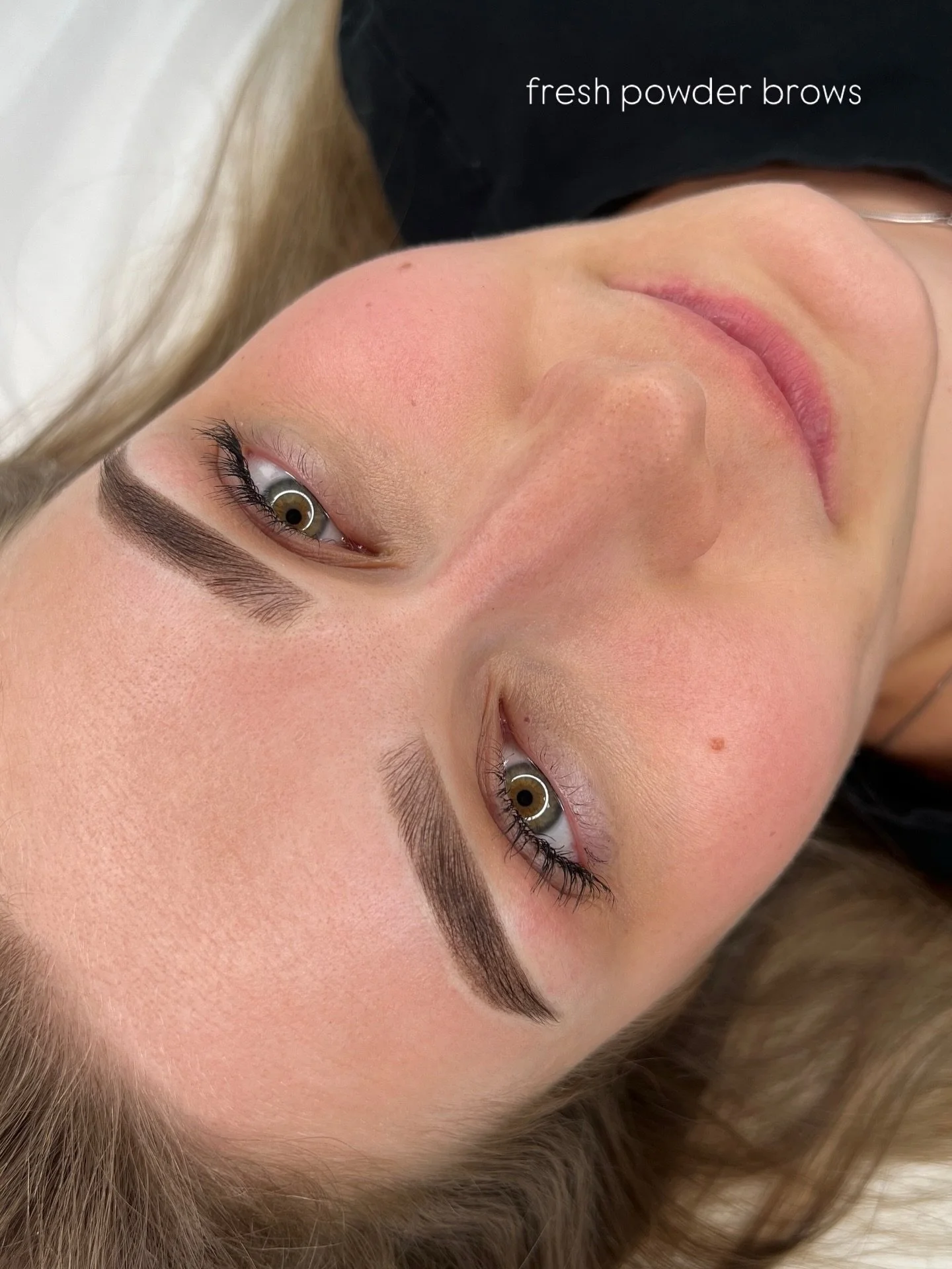 Frisch gestochene Powder Brows haben einen ganz eigenen Zauber 😍 

Ich liebe das Ergebnis einfach zu sehr, um es hier nicht zu zeigen. 

Buche deinen PMU Termin in Singen und vergiss t&auml;gliches Nachzeichnen. 😎

#pmumakepermanentemakeup #pmusing