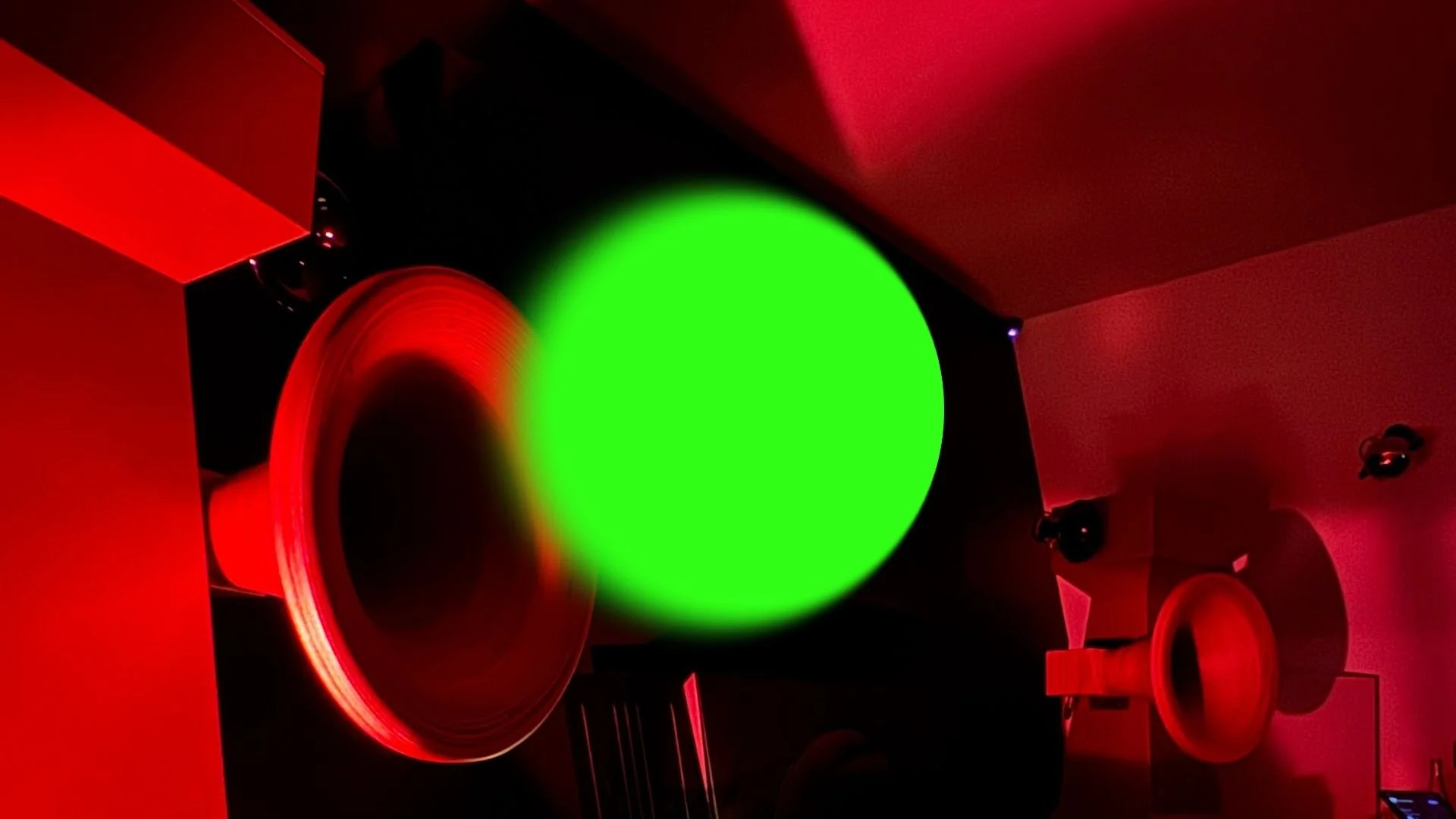 listener, salle d'écoute audiophile à paris pour ressentir les vibrations de la musique techno, là où nous organisons nos sessions de méditation, avec une lumière rouge pour aller plus profondément dans la conscience intérieure.