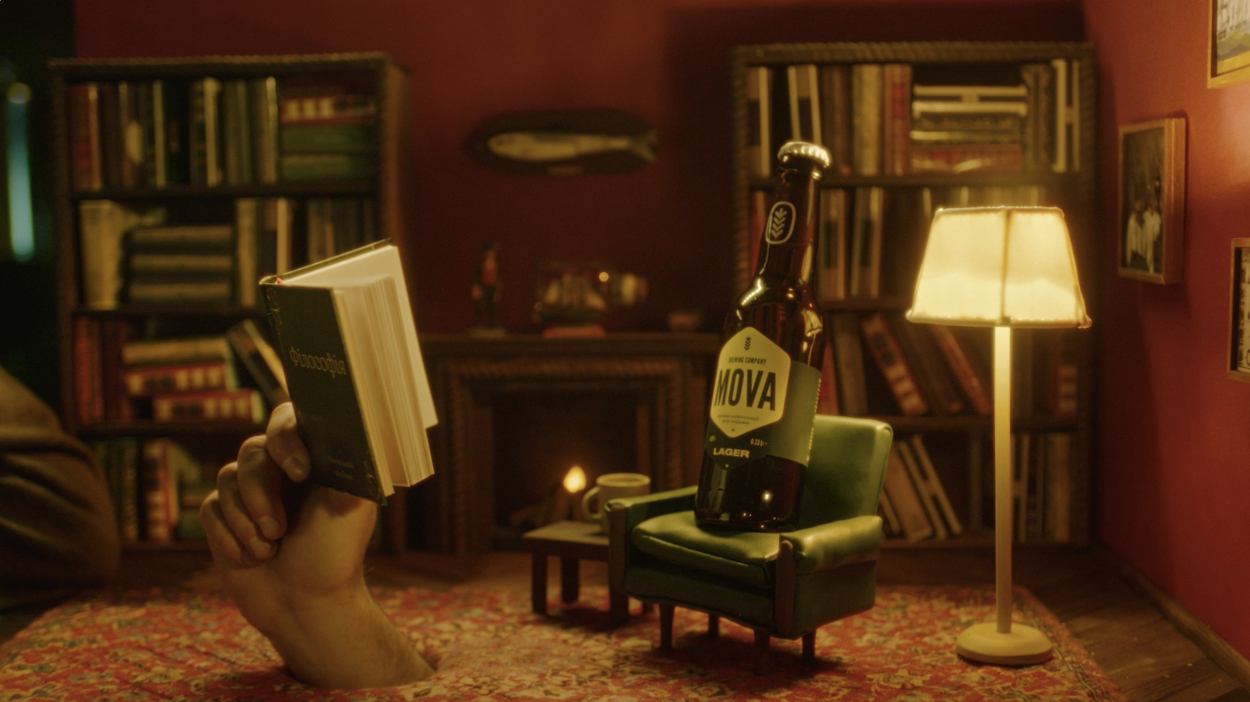MOVA Brewing Co. Werbefilm – Bierflasche in einer atmosphärischen Bar