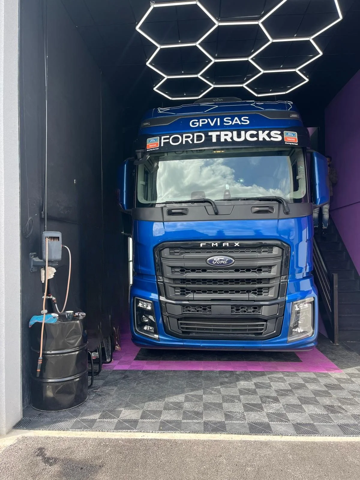 Truck bleu clean.jpg