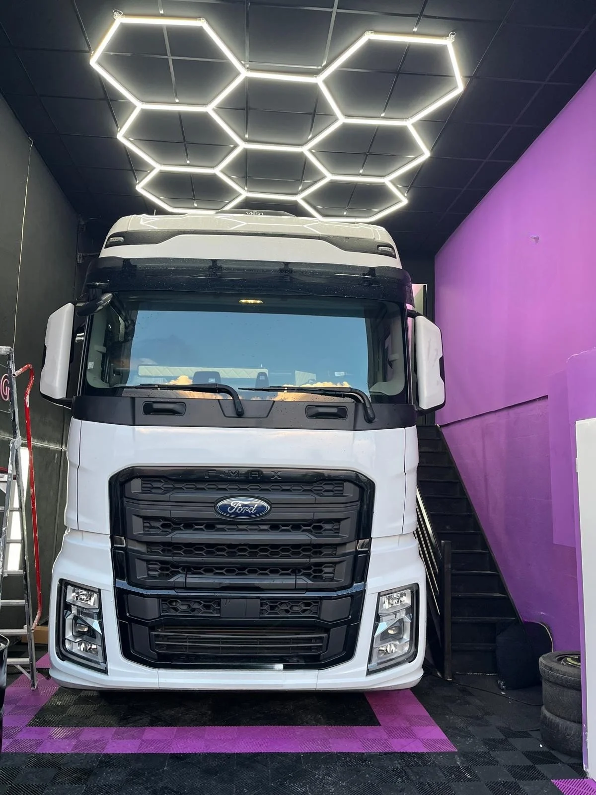 Truck blanc clean.jpg