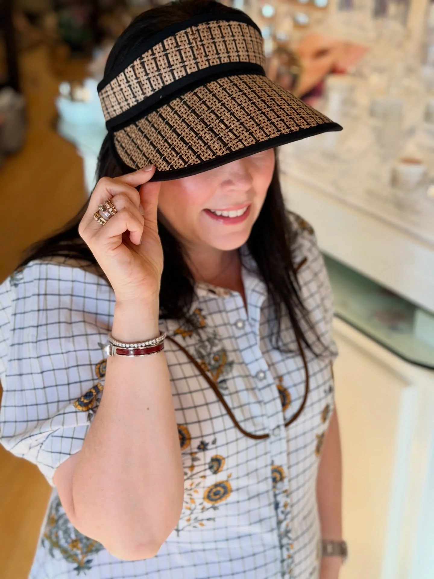 Did someone say vizor? 🙋🏻&zwj;♀️
These adorable vizors are calling your name! How &lsquo;bout a little try-on session today? 🛍️

@lornamurray_ @sunshinetiendashop