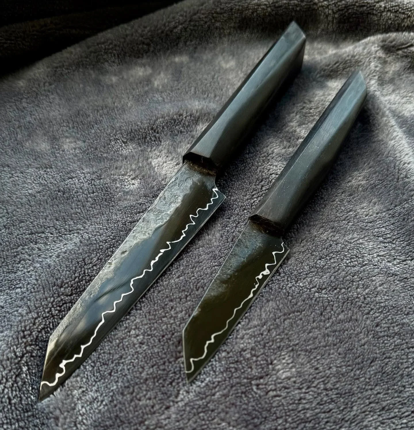 Silver Line GoMai Pairing and petty knives.
80crv2 cladding with Wolfram special core and Ebony handles.

#pettyknife #pairingknife #80crv2 #black #wolframspecial #chef #cooking #sharp #chefknife #ebony