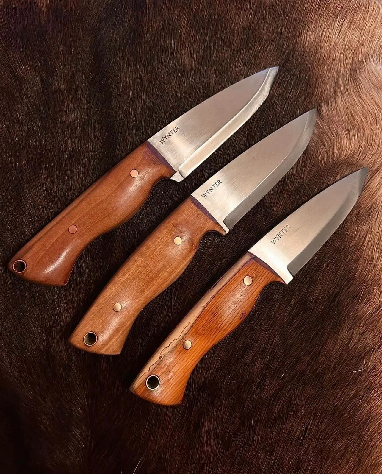 Wynter Bushcrafters.

Ready for sale DM for details.

52100 steel. 4mm spines.
#forsale #buahcraft #bushcrafter #woodsman #camping #campinglife #expidition #52100 #yew #apple #Copper #Brass #woodcarving #survival