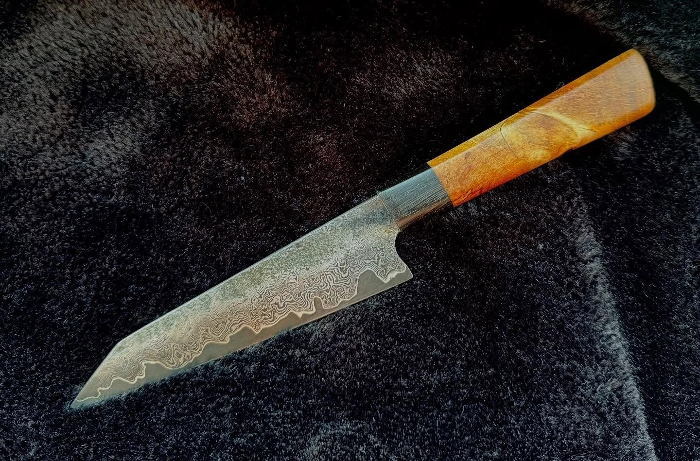 Damascus San Mai pairing knife.

Ancient bog oak and Birch Burl handle. 64hrc Wolfram special core steel.

#damascus #sanmai #chef #pairing #pairingknife #wolframspecial #80crv2 #15n20 #japanese #chefknife #kitchen #kitchenknife #forged #handmade