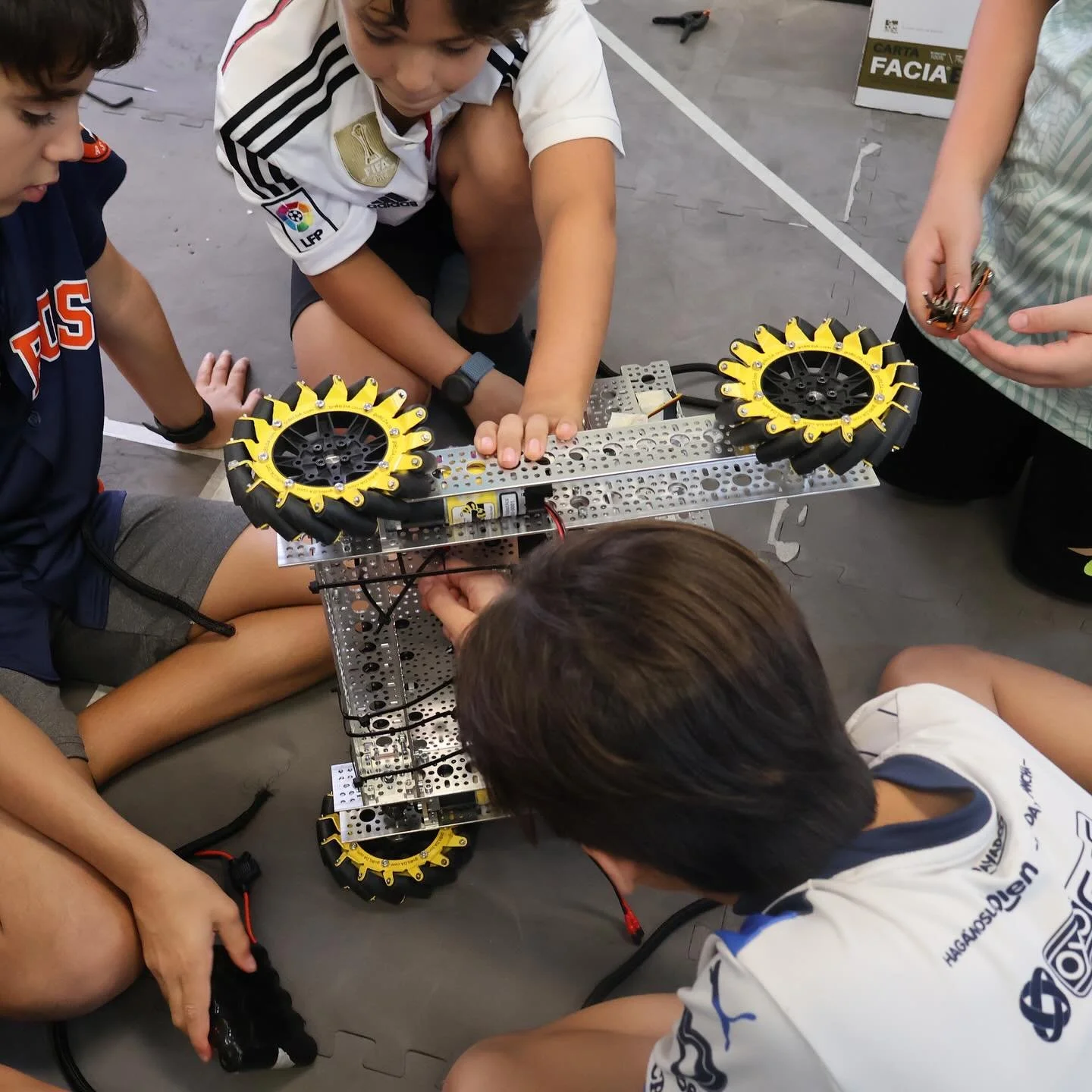 DAY 3!! Different minds, one mission. 🤝 Team always work their best when every voice is part of the build.

See how our campers shine through teamwork! ✨💡#robotics #omgrobots #crimsonclaw #ftc #frc #innovators