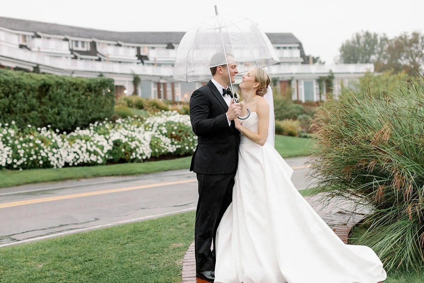 Proof that love always shines through, rain or shine. A perfectly intimate moment captured on this beautiful wedding day.
.
.
.
Photography: @katherinebrackmanphoto 
Floral: @jsmithfloral 
Venue: @chathambarsinn 
.
.
#perfectplanweddingplanning #thep