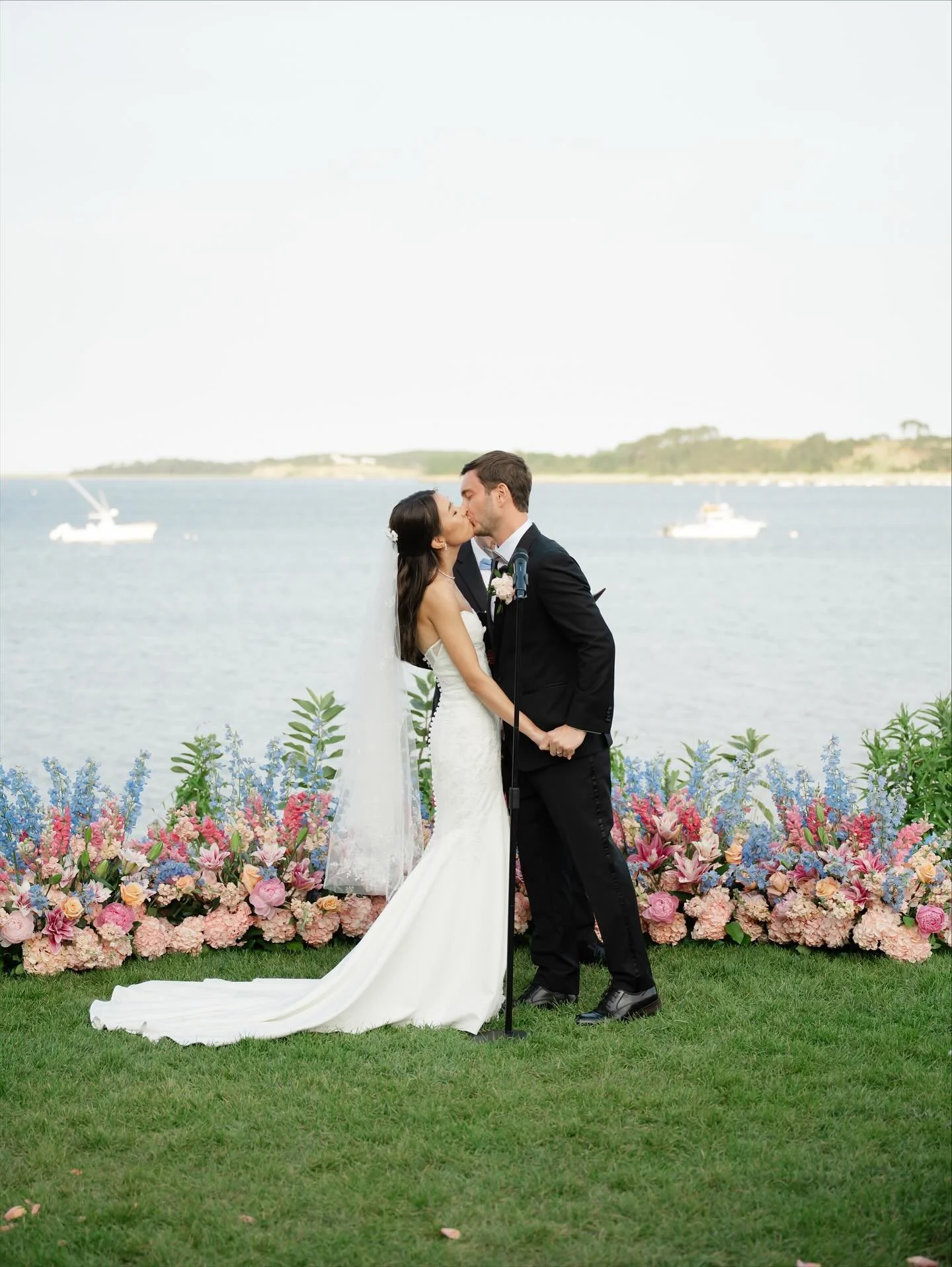 Kissing to forever! ✨ There’s nothing quite like that magical first kiss as a married couple. This stunning outdoor ceremony, meticulously planned and executed by The Perfect Plan, was an absolute dream from start to finish.
From the breathtak