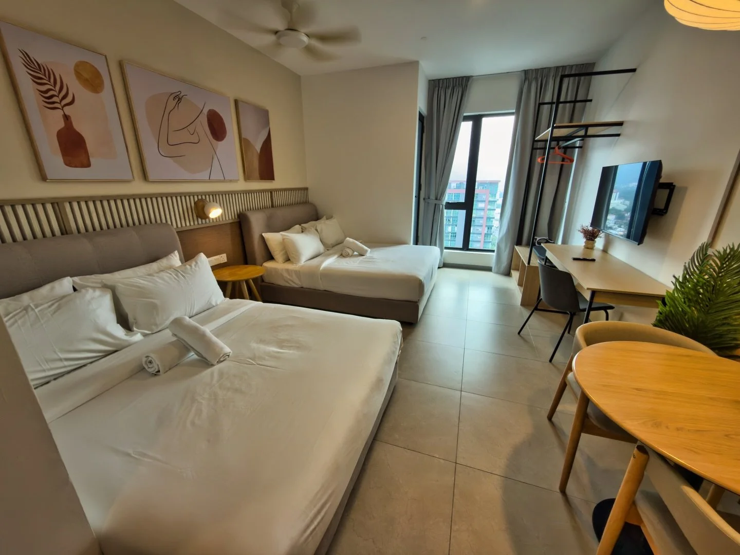 I always scour hotel booking sites for specials and found a 50% off coupon for this place: a new 35 storey hotel just completed. It was classified as a &lsquo;serviced apartment&rsquo;, which I usually stay away from because they have the same trappi