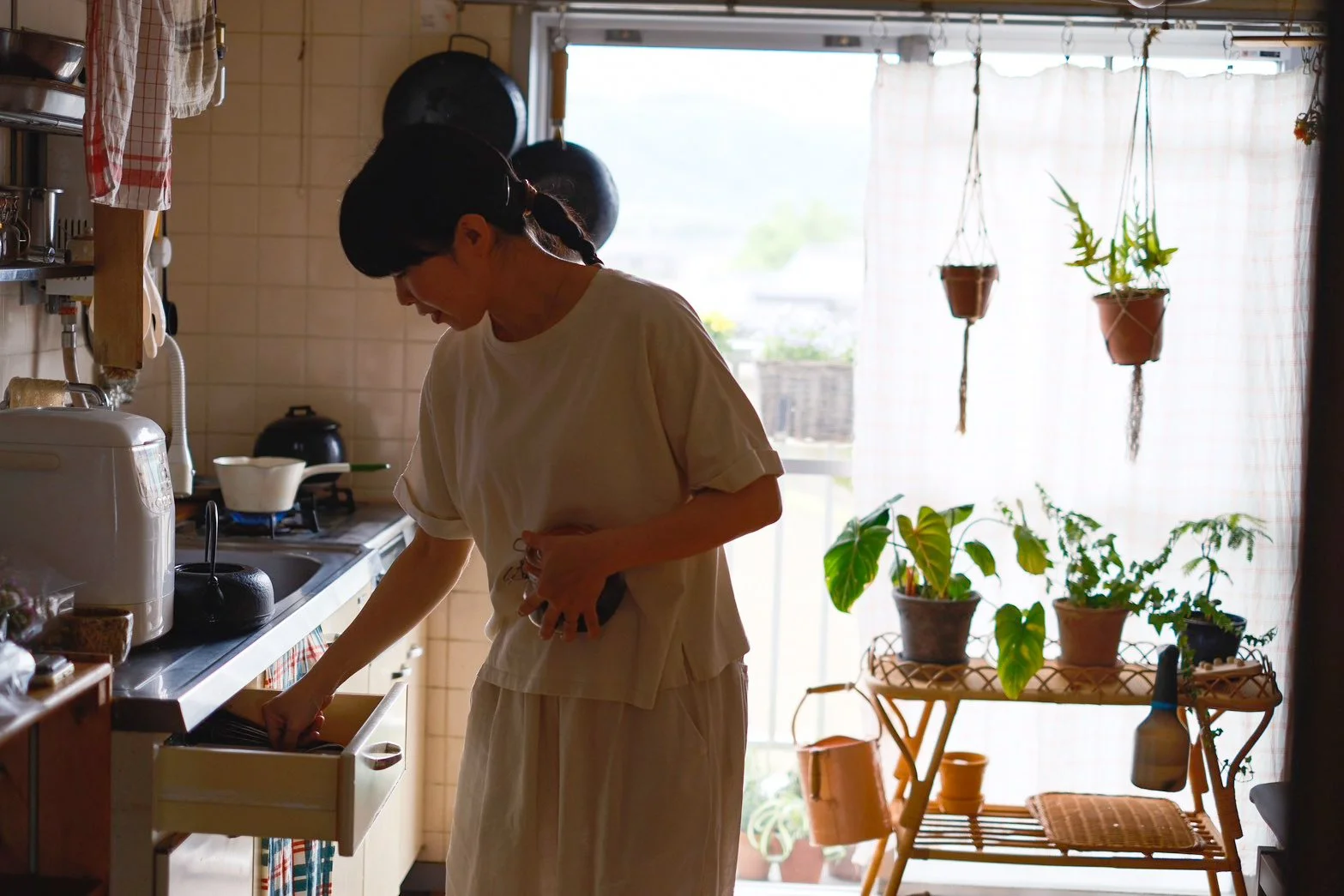 くらしの手づくり部の案内写真。キッチンでお茶を準備しながら、手づくりのある暮らしを楽しむ様子。