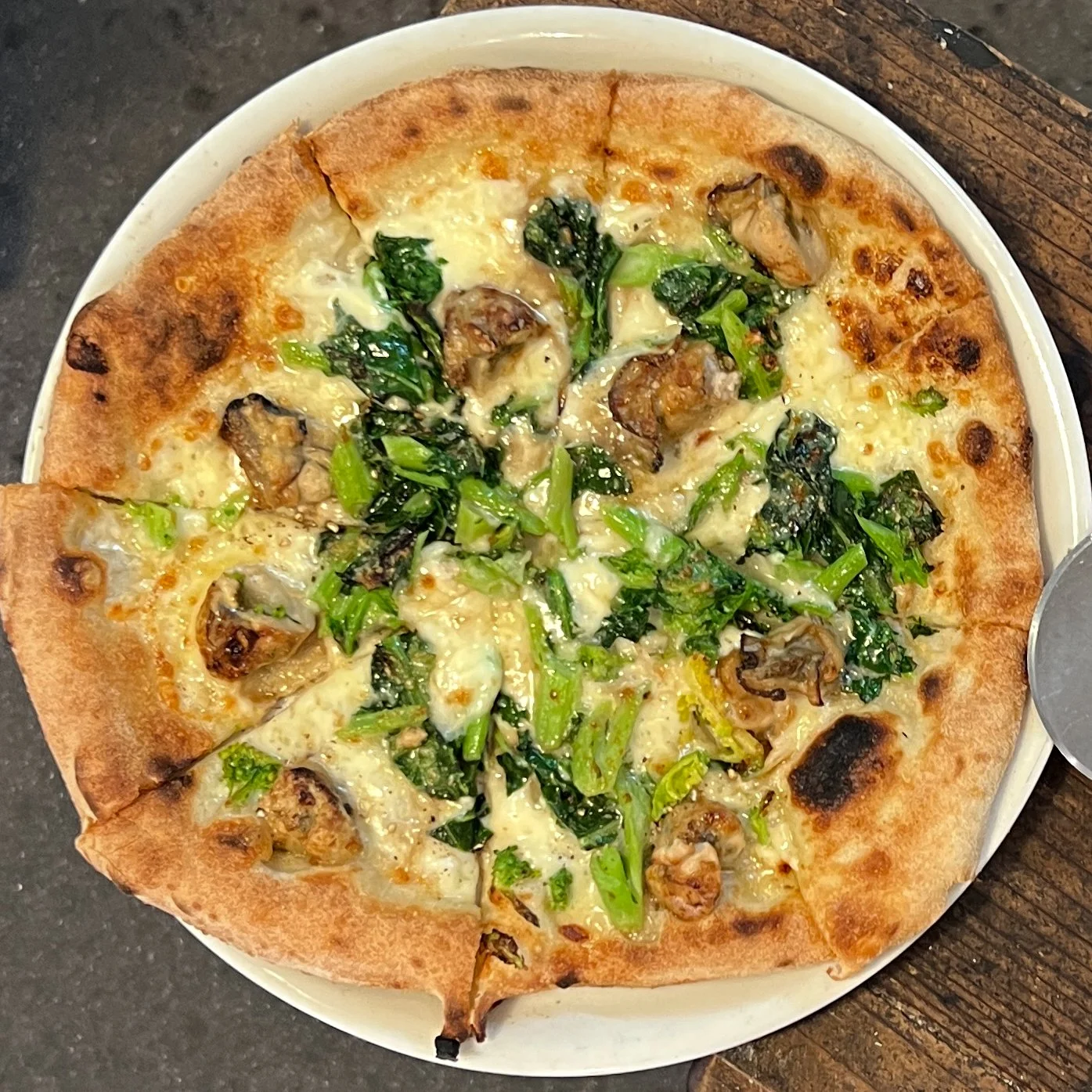 【冬季限定】広島県産牡蠣と春野菜の石窯ピザが登場｜海辺の薪窯で焼き上げる、旬の一枚