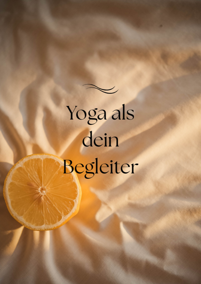 Text auf einem Bild mit einem halbierten Zitrusfrucht und einem weißen Tuch im Hintergrund, der Text lautet 'Yoga als dein Begleiter'.