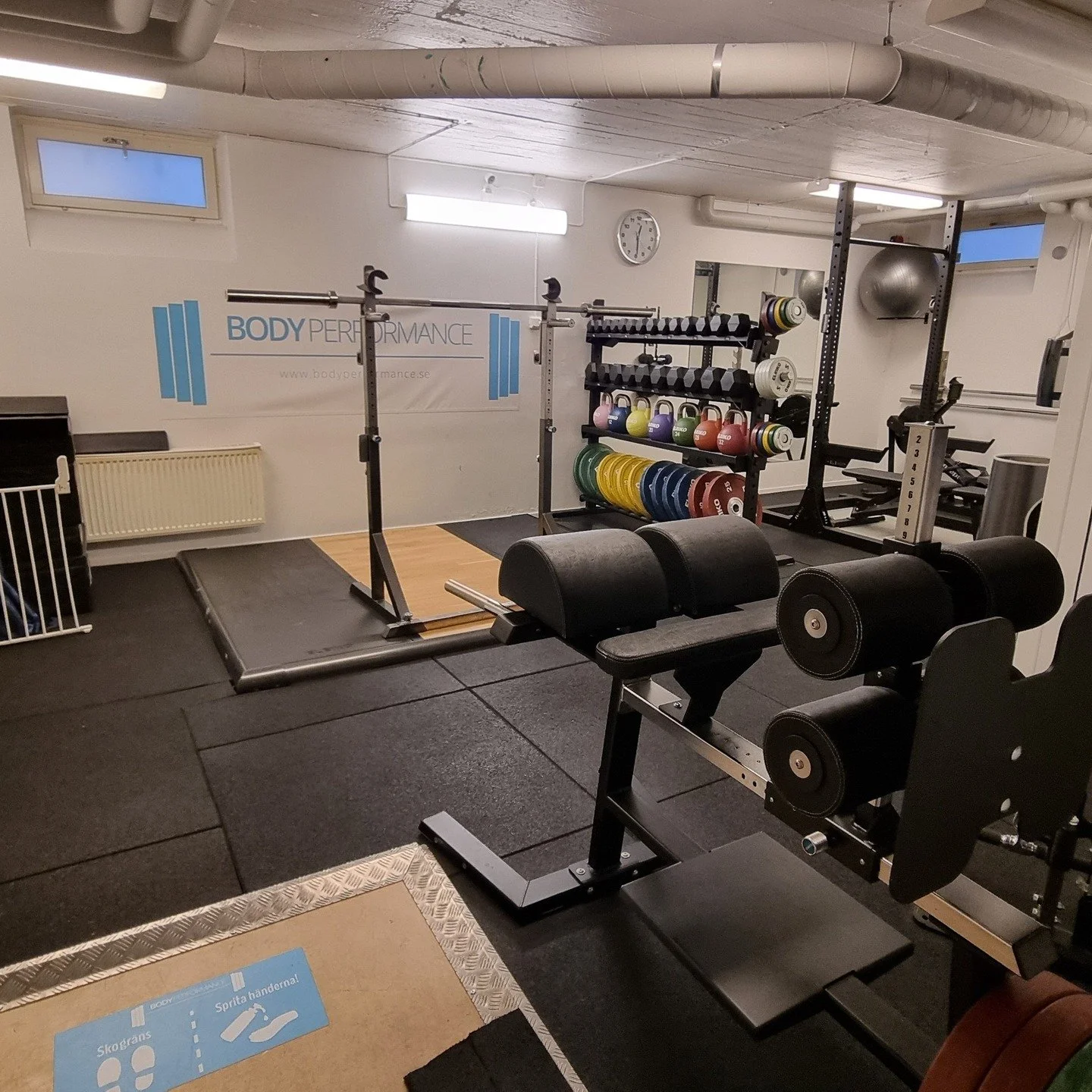 🧠 N&auml;r allt snurrar &ndash; s&aring; hittar du tid f&ouml;r dig sj&auml;lv (och din tr&auml;ning)

Sm&aring;barns&aring;ren kan k&auml;nnas som ett enda l&aring;ngt maraton utan m&aring;llinje. N&auml;r s&ouml;mnen &auml;r allt annat &auml;n opt