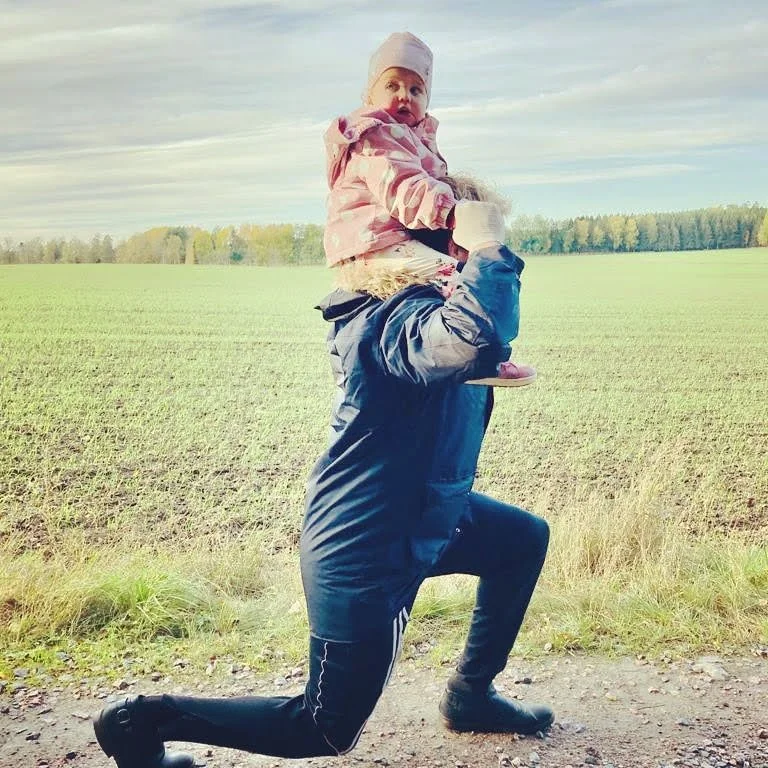 👨&zwj;🍼 &Auml;r du sm&aring;barnspappa, 35&ndash;50 &aring;r, och b&ouml;rjar k&auml;nna att kroppen inte riktigt fungerar eller k&auml;nns som du vill l&auml;ngre?

⚡ K&auml;nns energin l&aring;g, kroppen stel och saker som brukade vara l&auml;tta