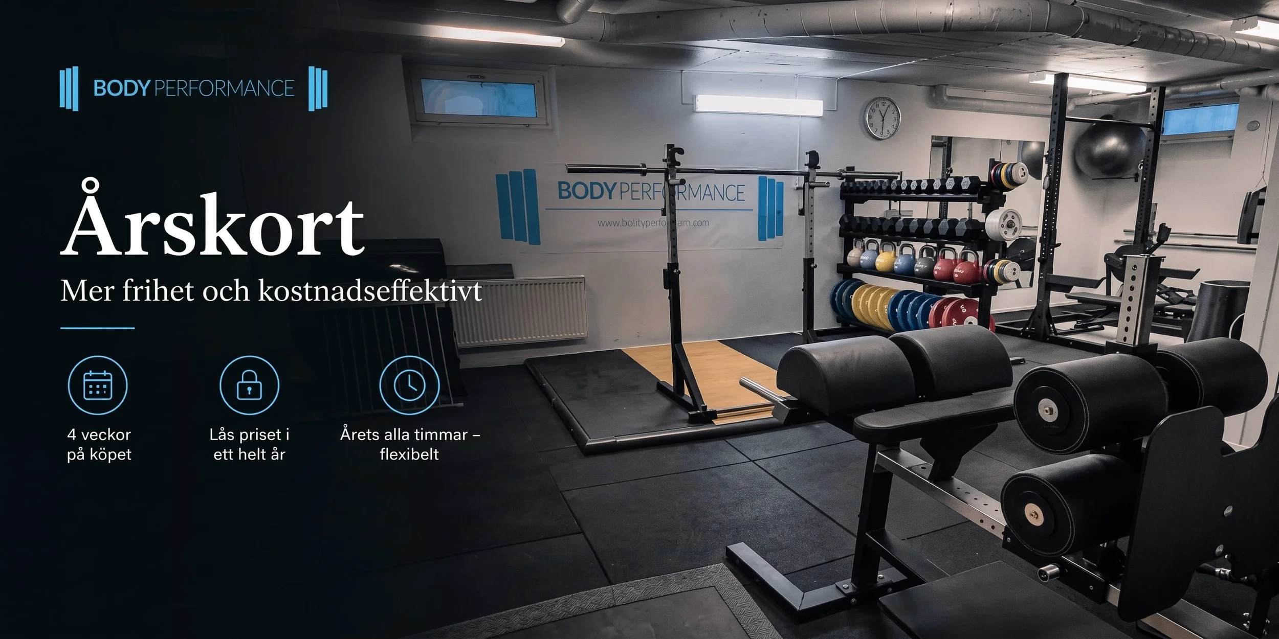 Ett gym med vikter, bänkpress, löparband och andra träningsredskap.