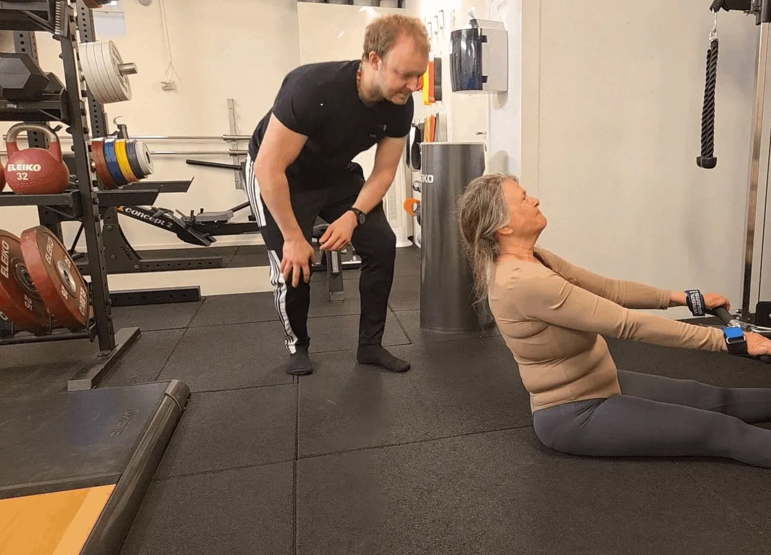 PT-instruerar-kvinna-i-kabelrodd-i-gym