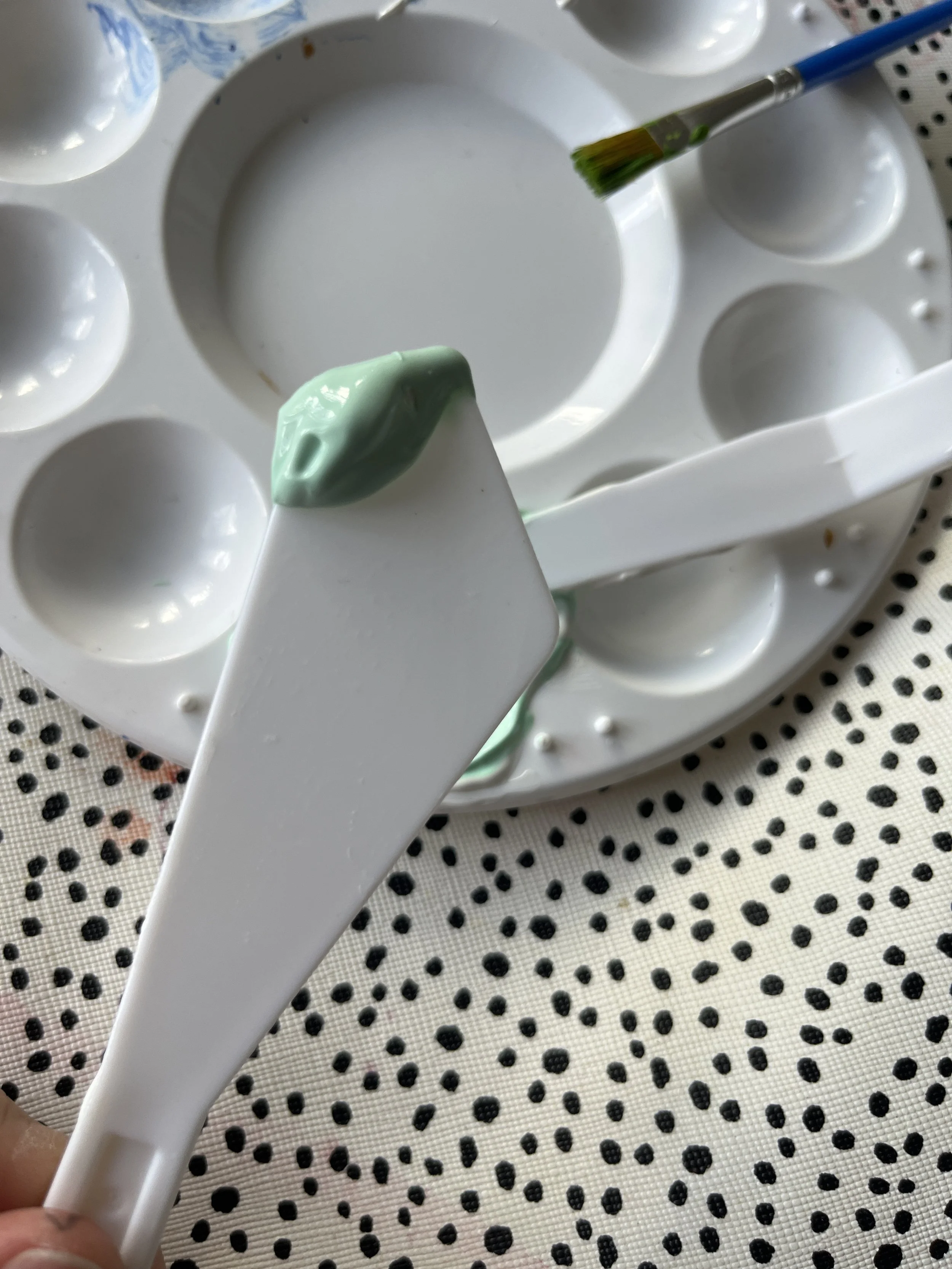 5. Use the largest knife with the flat edges in order to make a 'rose' type flower. Pop some paste onto the knife.