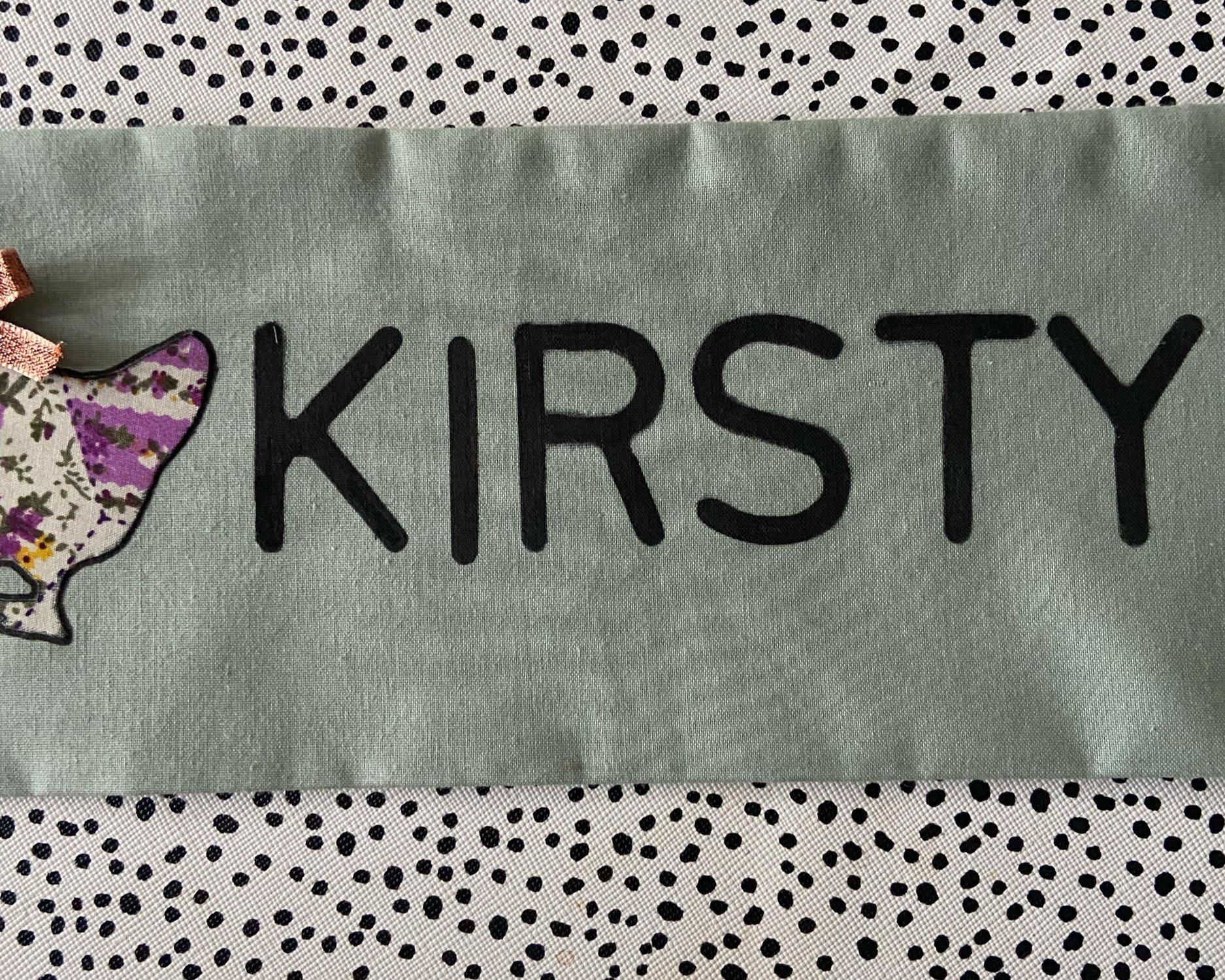 I have used the black fabric pen and alphabet stencils to write the name directly onto the sash here. If you have a dark-coloured sash, please look at the next tips! 