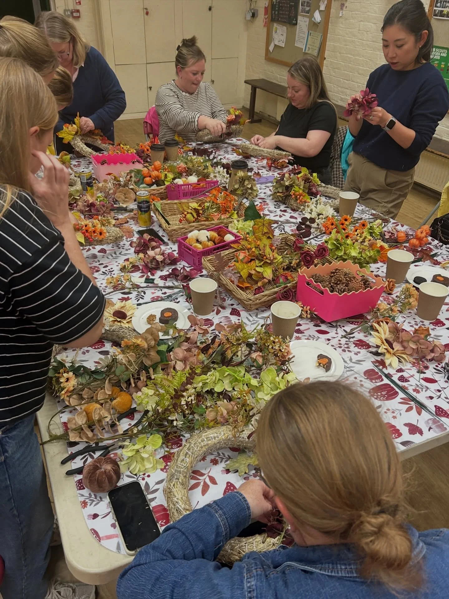 It&rsquo;s feeling very autumnal today 🍂🍁 Have you got your autumn wreath up yet?

Last week we had such a lovely evening creating our own reusable autumn wreaths 🤎
Using gorgeous harvest-style straw bases, we layered up lots of faux foliage, berr