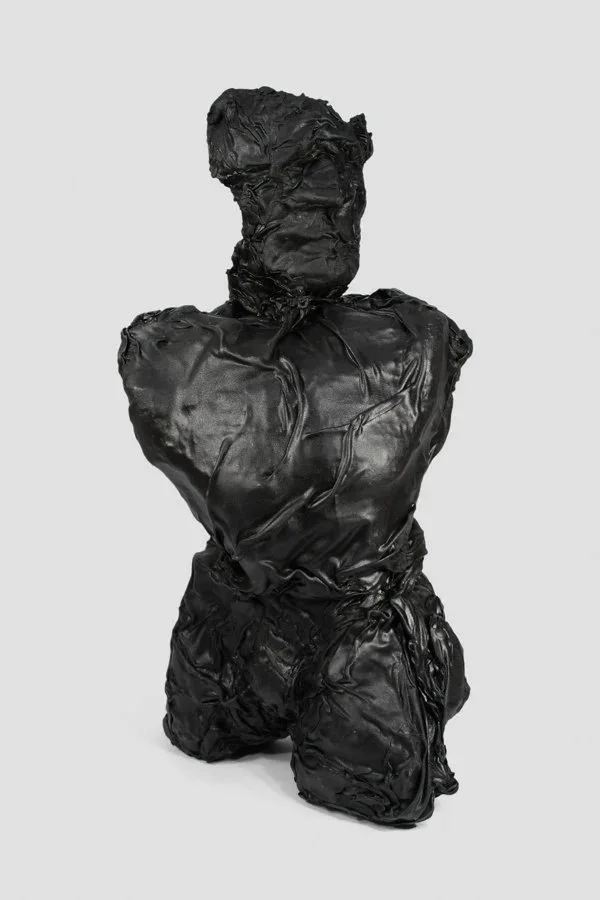 Grand buste exubérance corporelle
• H90 L48