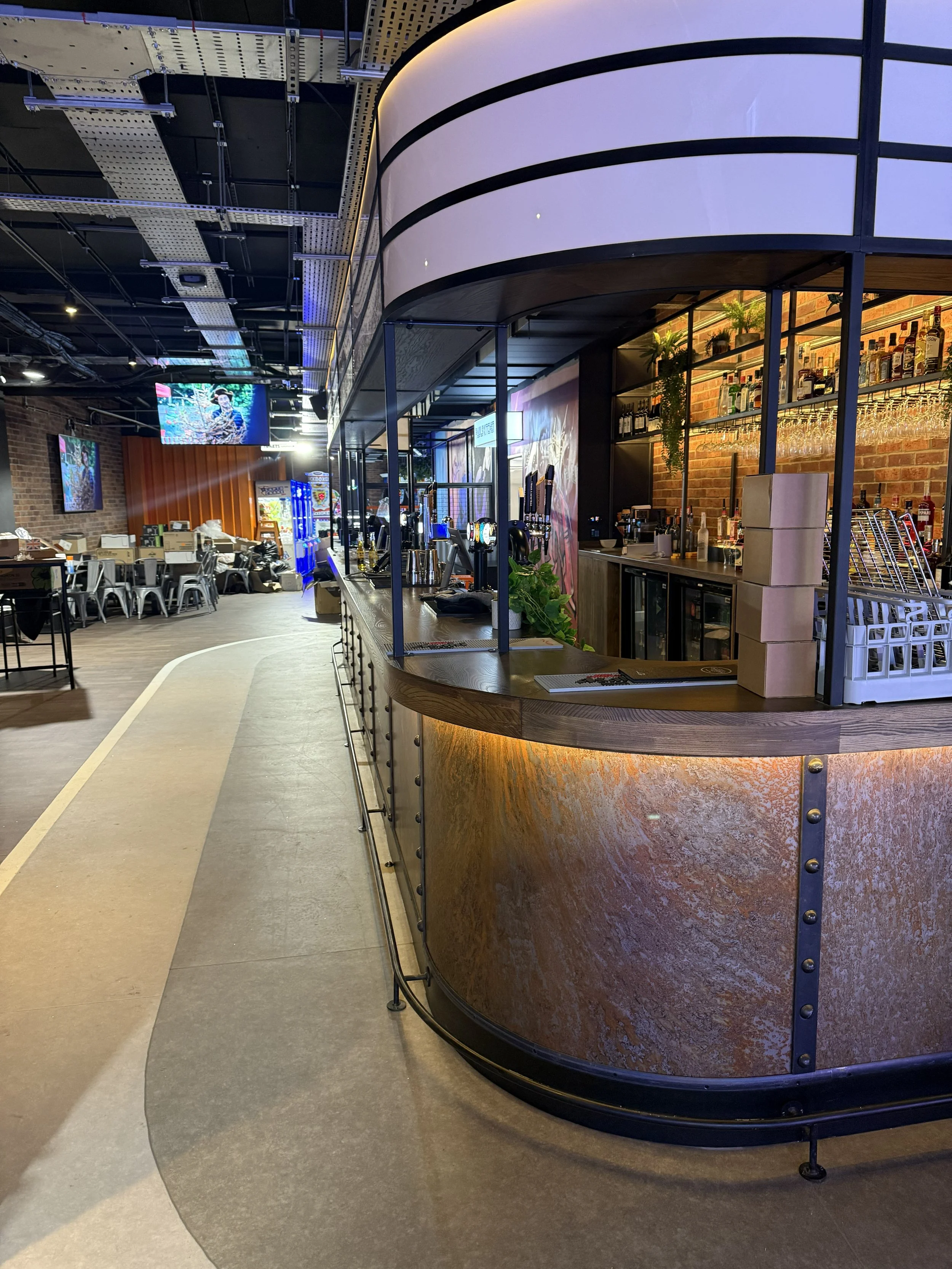 Curved bar spanning 9m 