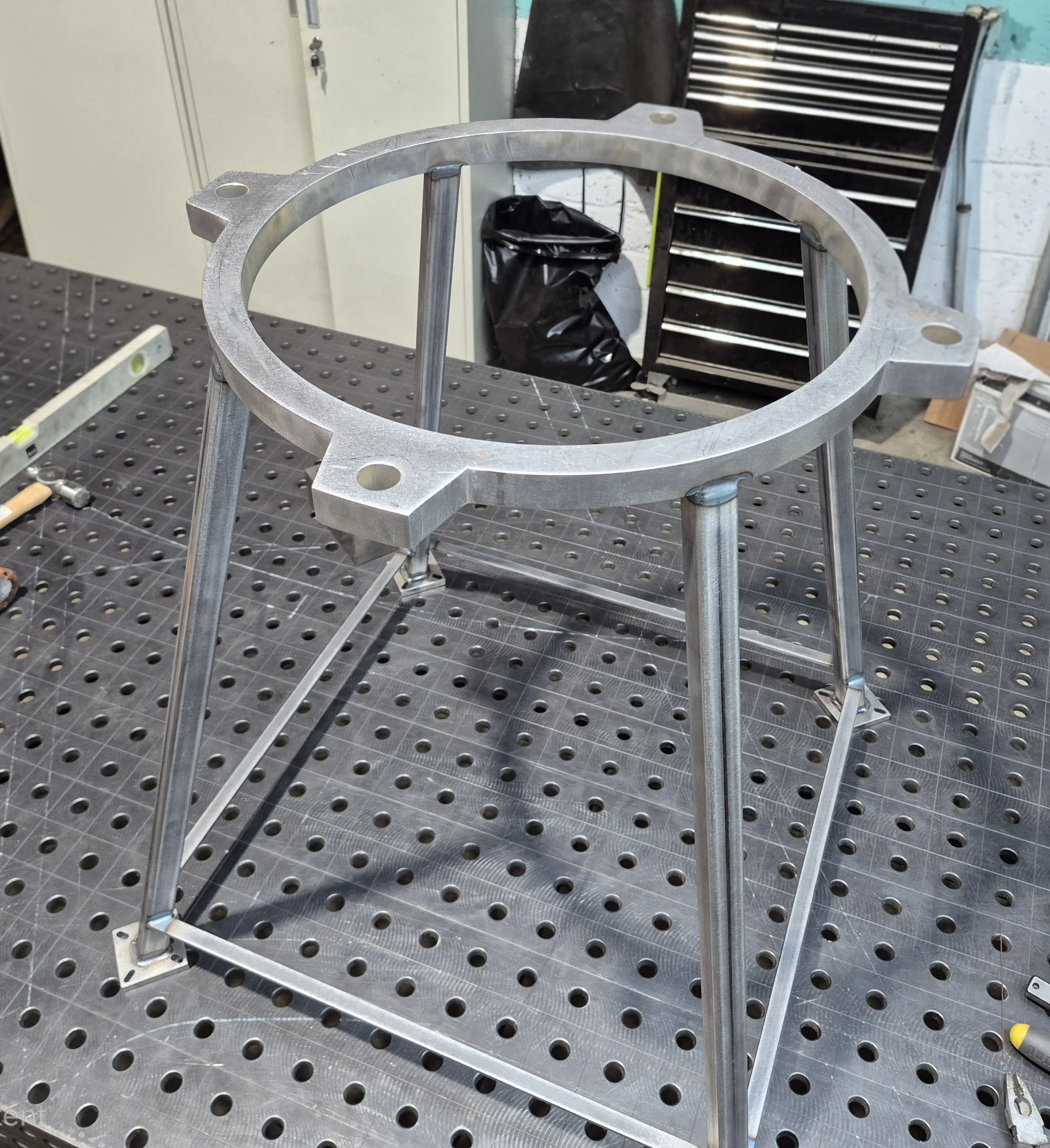 Custom metal frame for the assembly and testing of high vacuum chambers