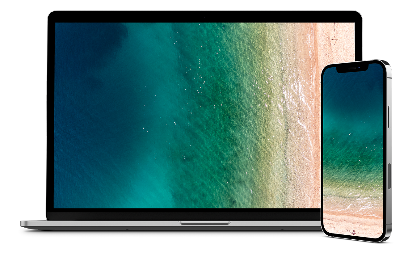 Un ordinateur portable et un smartphone affichant tous deux une image d'une plage et de la mer vue du ciel.