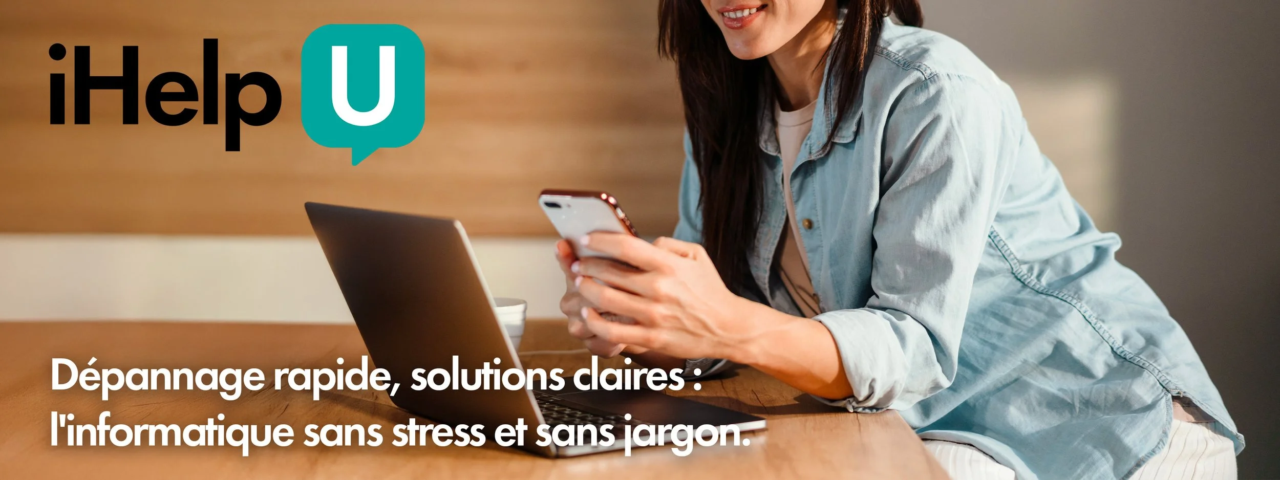 Une femme souriante regarde son téléphone portable tout en étant assise devant un ordinateur portable sur une table en bois, dans un environnement intérieur. Texte sur l'image : 'iHelp U - Dépannage rapide, solutions claires : l'informatique sans stress et sans jargon.'