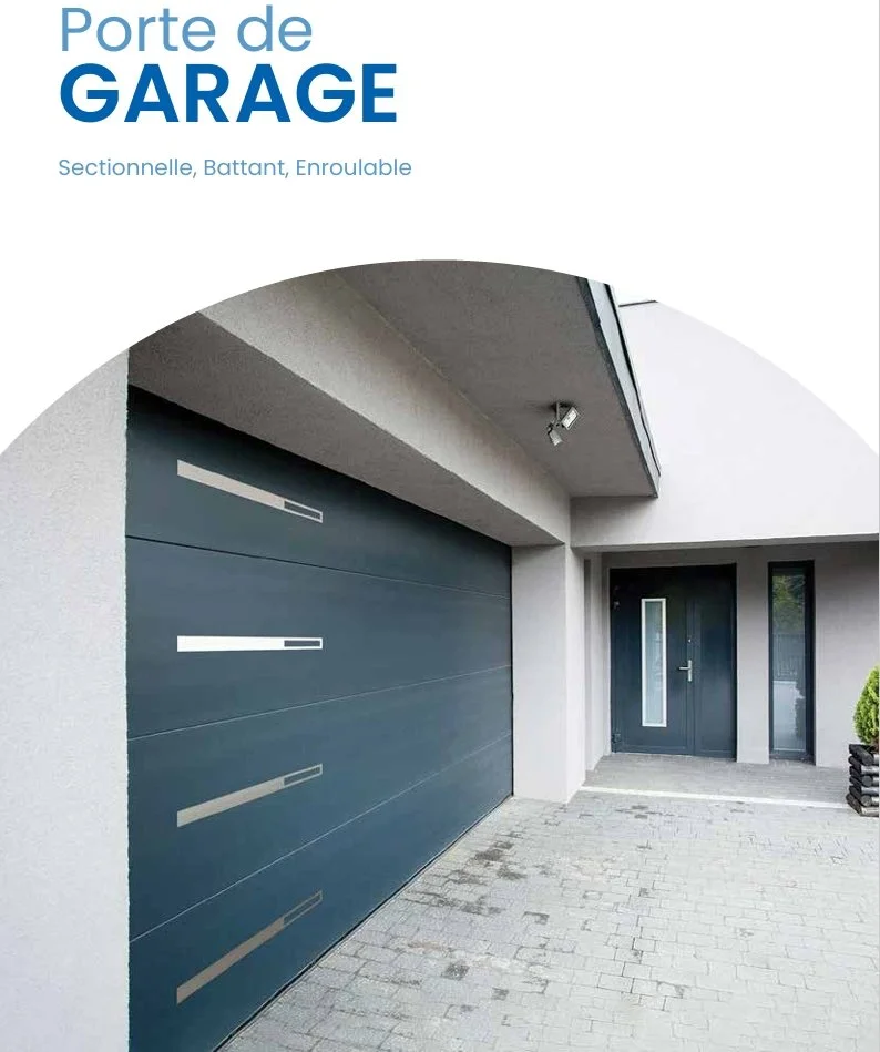 Porte de garage sectionnelle de couleur bleue avec des bandes métalliques, entrée principale avec porte vitrée et mur blanc, sol pavé, décor moderne et minimaliste.