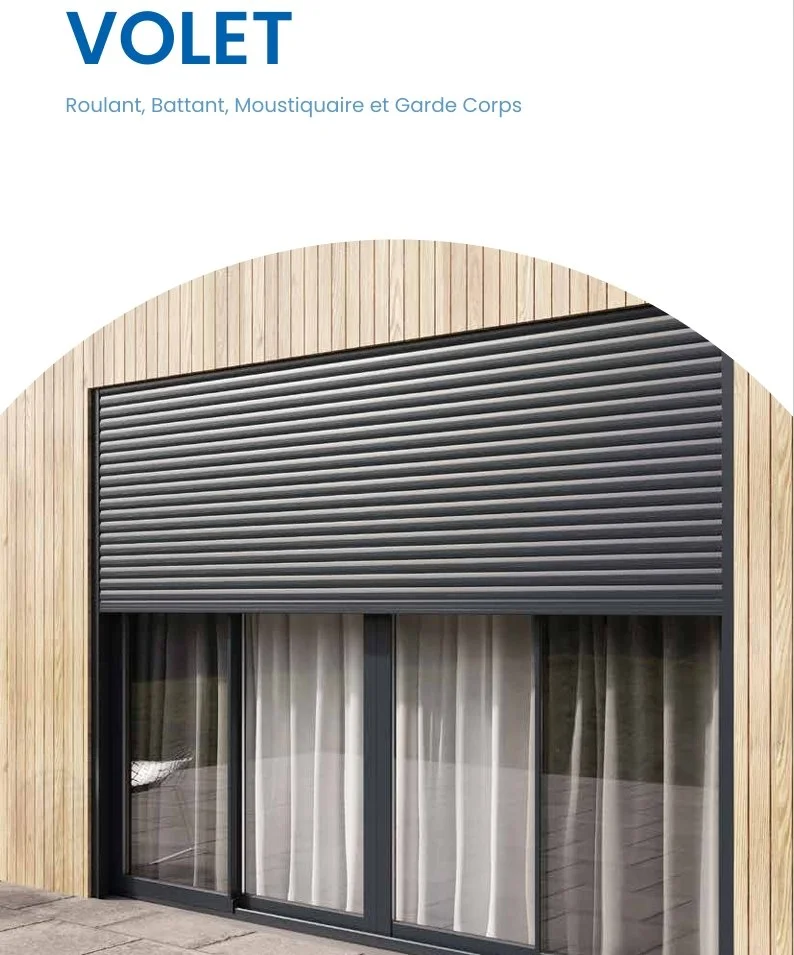 Fenêtre avec un volet roulant en position fermée, encadrée par une façade en bois.