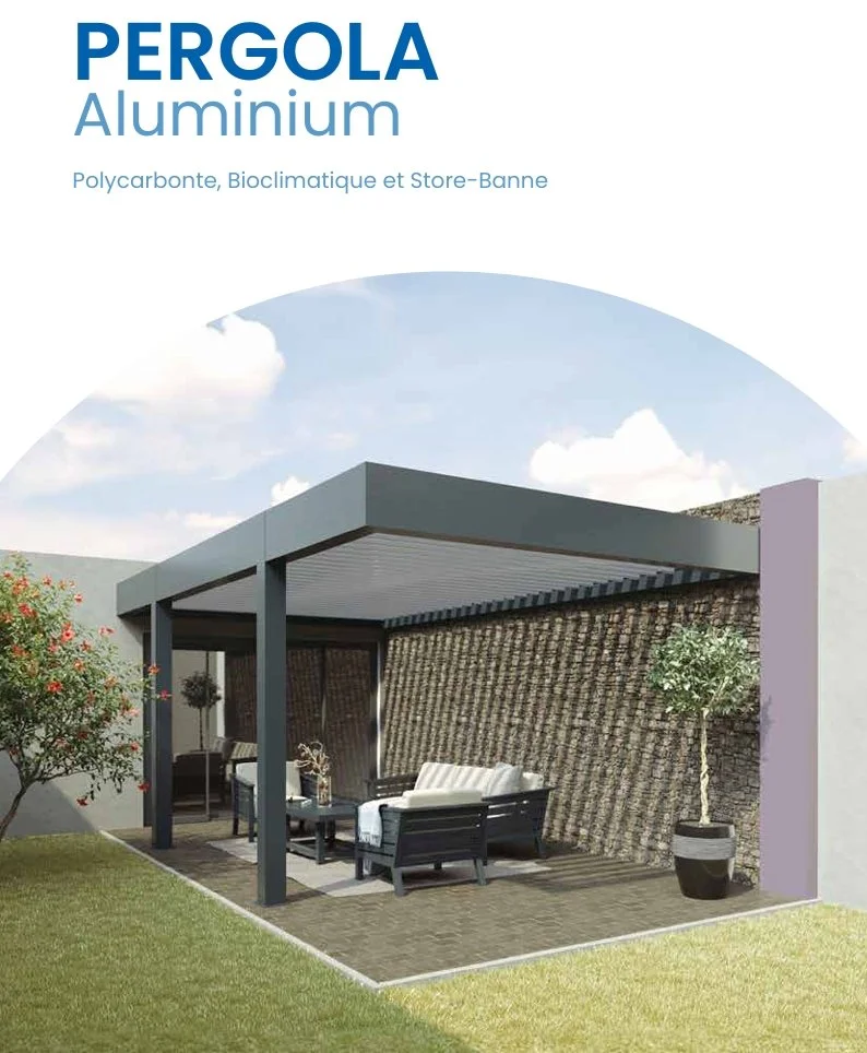 Pergola en aluminium avec des meubles de salon en plein air, un mur en brique et quelques plantes vertes, sous un ciel partiellement nuageux.