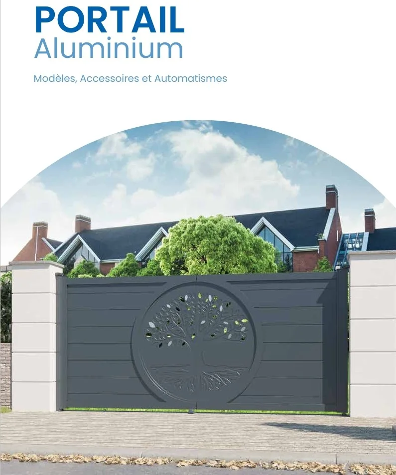 Panneau d'entrée en aluminium avec motif de grand arbre stylisé, portail avec maison moderne et ciel bleu en arrière-plan.