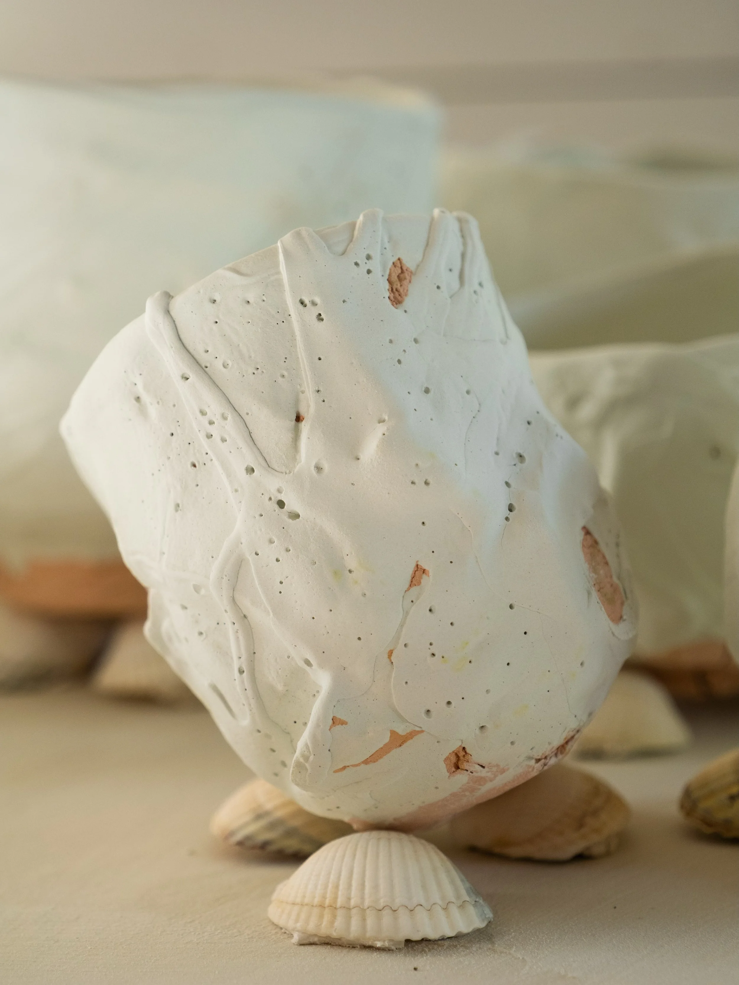 Petit Yunomi Oribe pr&ecirc;t pour l&rsquo;enfournement.
.
&Agrave; retrouver lors l&rsquo;exposition Oribe organis&eacute; par @maison.wabi.sabi &agrave; @la_galerie_guilhem avenue du g&eacute;n&eacute;ral Guilhem 75011 Paris du 15 au 18 octobre de 