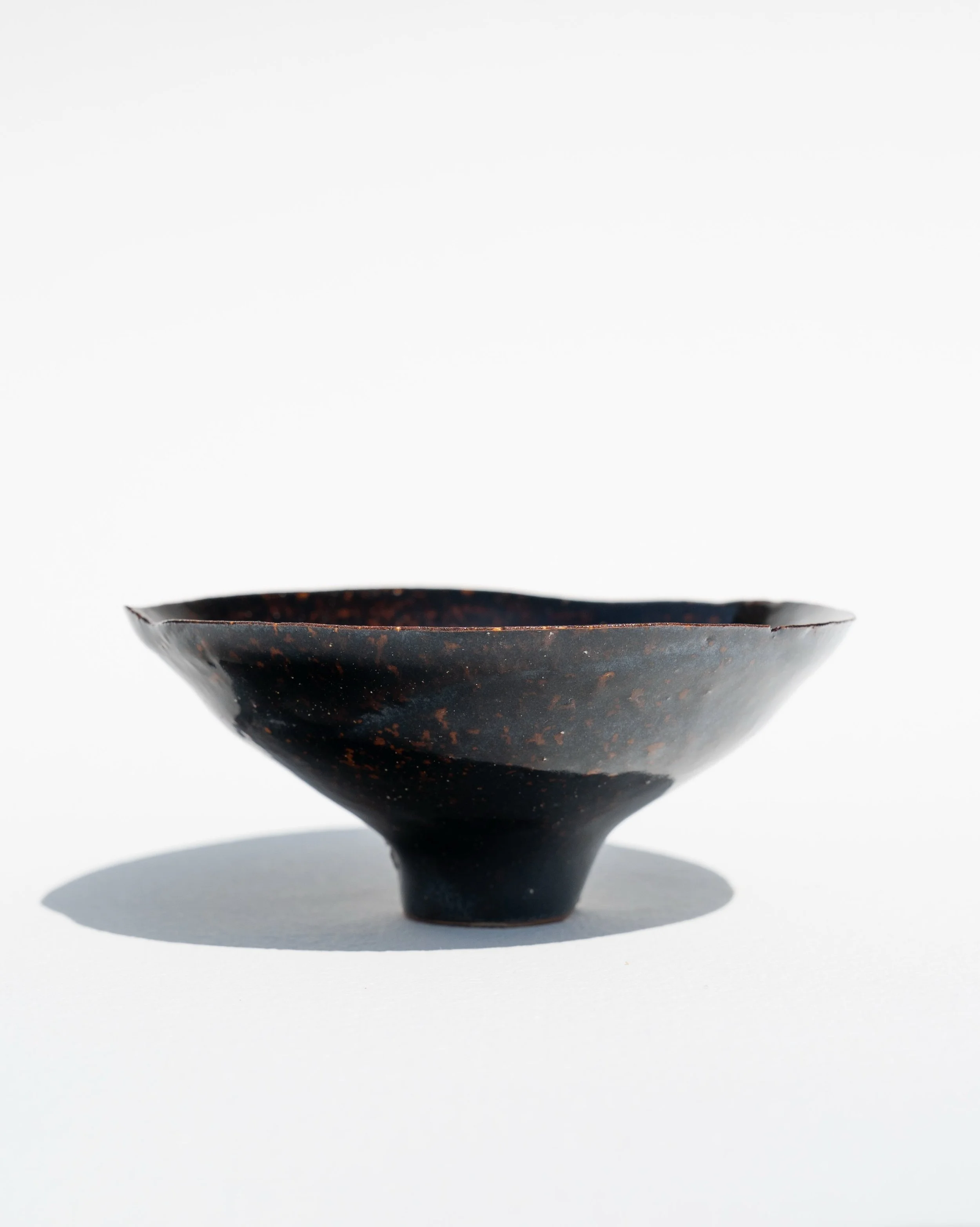 Comme une coupe avec ses mains. 
Petit sencha jawan constell&eacute; de cendres. 
.
Vendu