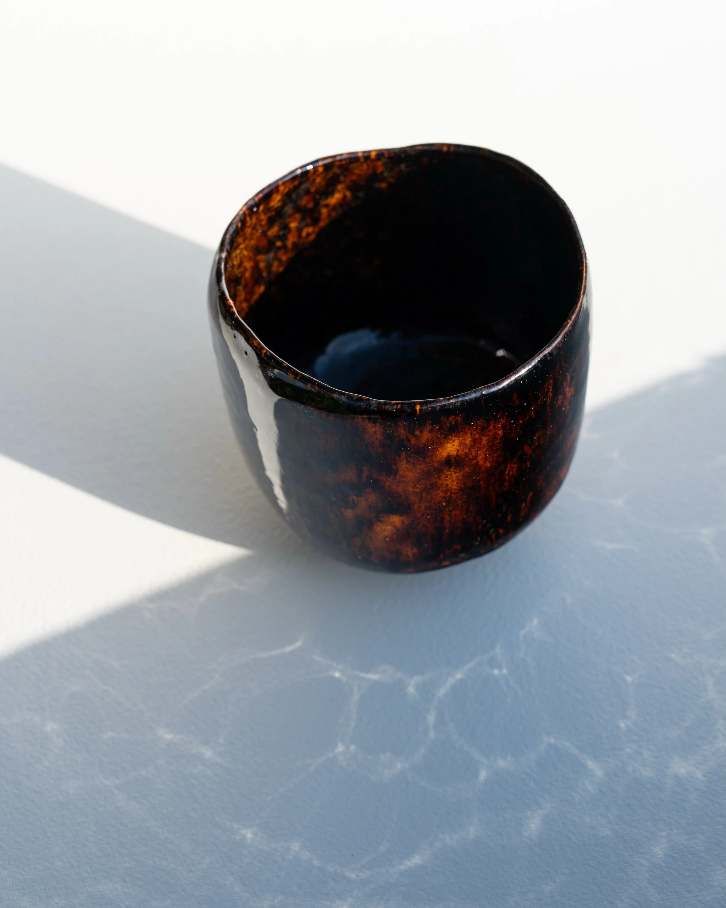 Un chawan qui a captur&eacute; le feu. 
&Eacute;mail de cendres crois&eacute;es. 
.
Dispo sur @julien_bernier_sales