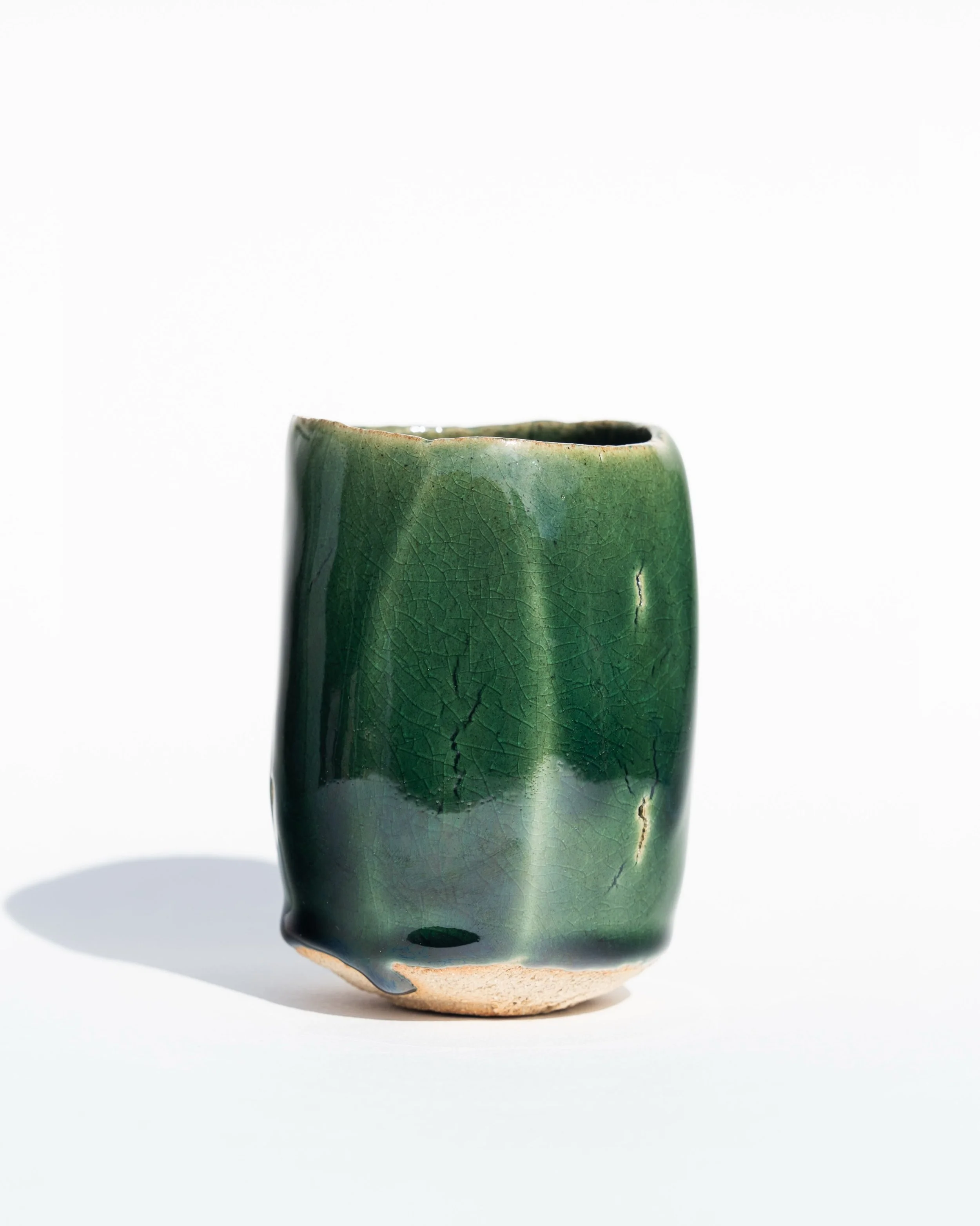 Yunomi Oribe r&eacute;alis&eacute; en Kurinuki, pr&eacute;sent&eacute; par Yann @maison.wabi.sabi &agrave; @la_galerie_guilhem jusqu&rsquo;au dimanche 18 octobre.