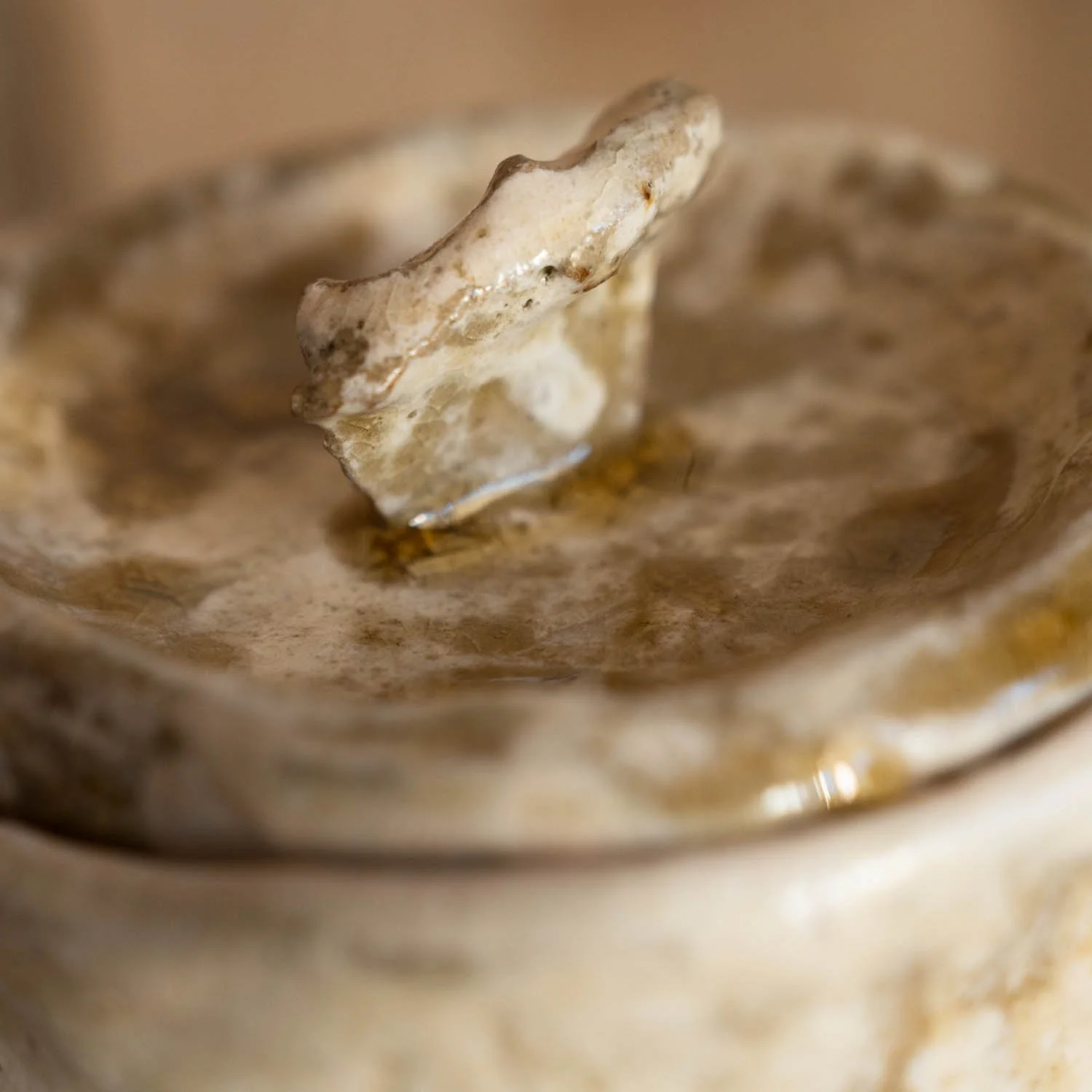 Focus bouton Cha-ire tourné émail de cendre Julien Bernier